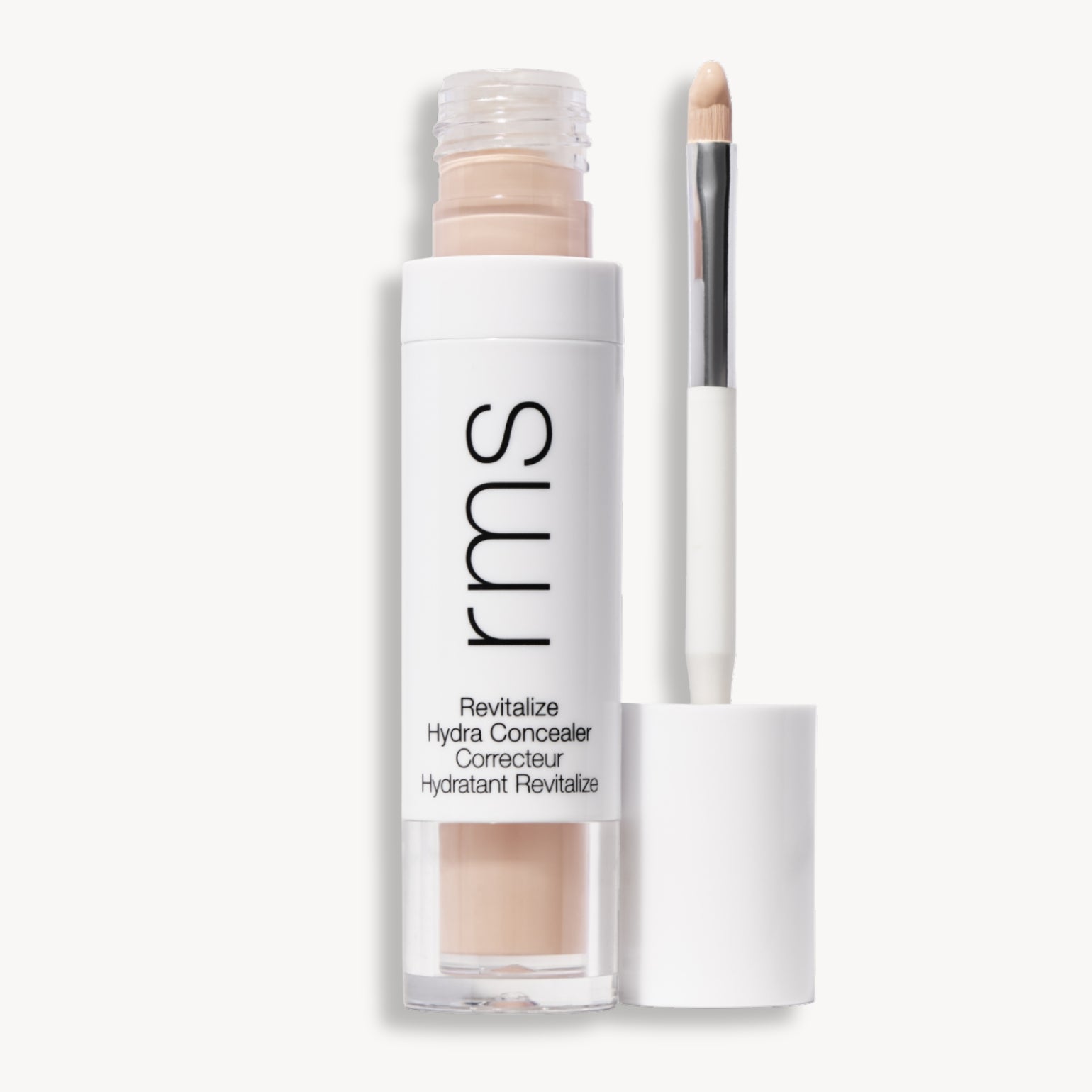 Flacon et applicateur du RMS Beauty Revitalize Hydra Concealer, Teinte C02. Anti-cernes liquide revitalisant pour une couvrance moyenne naturelle et lumineuse.