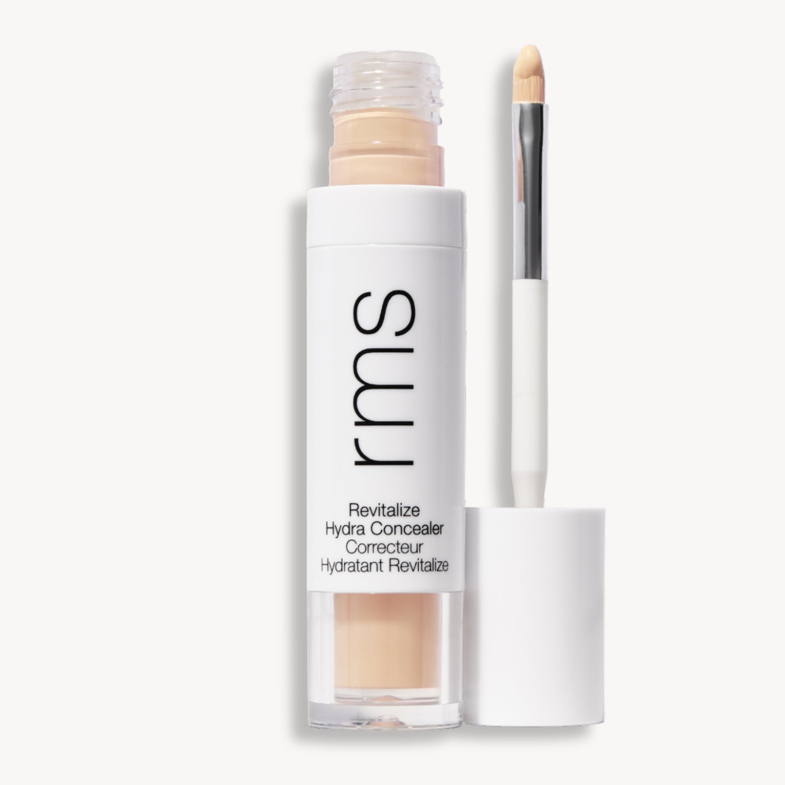 Flacon et applicateur du RMS Beauty Revitalize Hydra Concealer, Teinte C05. Anti-cernes liquide revitalisant pour une couvrance moyenne naturelle et lumineuse.