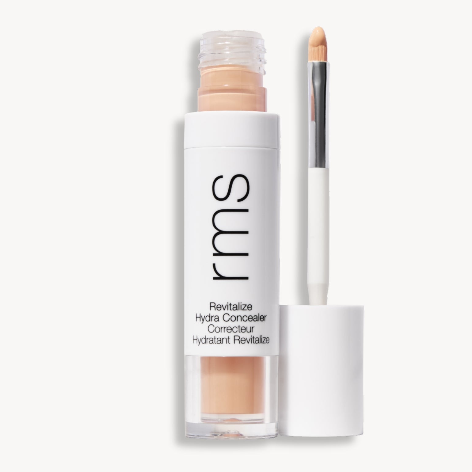 Flacon et applicateur du RMS Beauty Revitalize Hydra Concealer, Teinte CN010. Anti-cernes liquide revitalisant pour une couvrance moyenne naturelle et lumineuse.