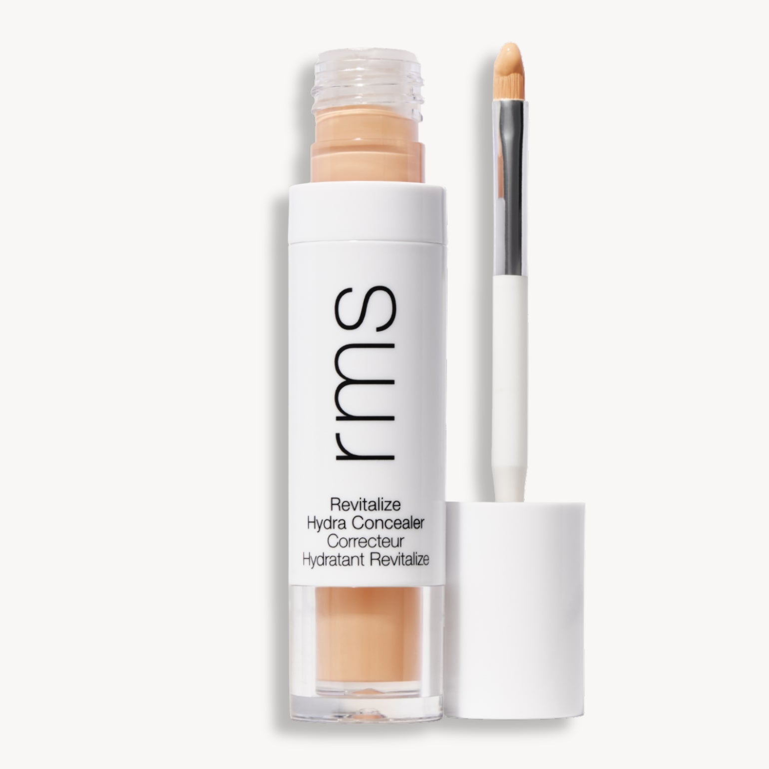 Flacon et applicateur du RMS Beauty Revitalize Hydra Concealer, Teinte WN011. Anti-cernes liquide revitalisant pour une couvrance moyenne naturelle et lumineuse.