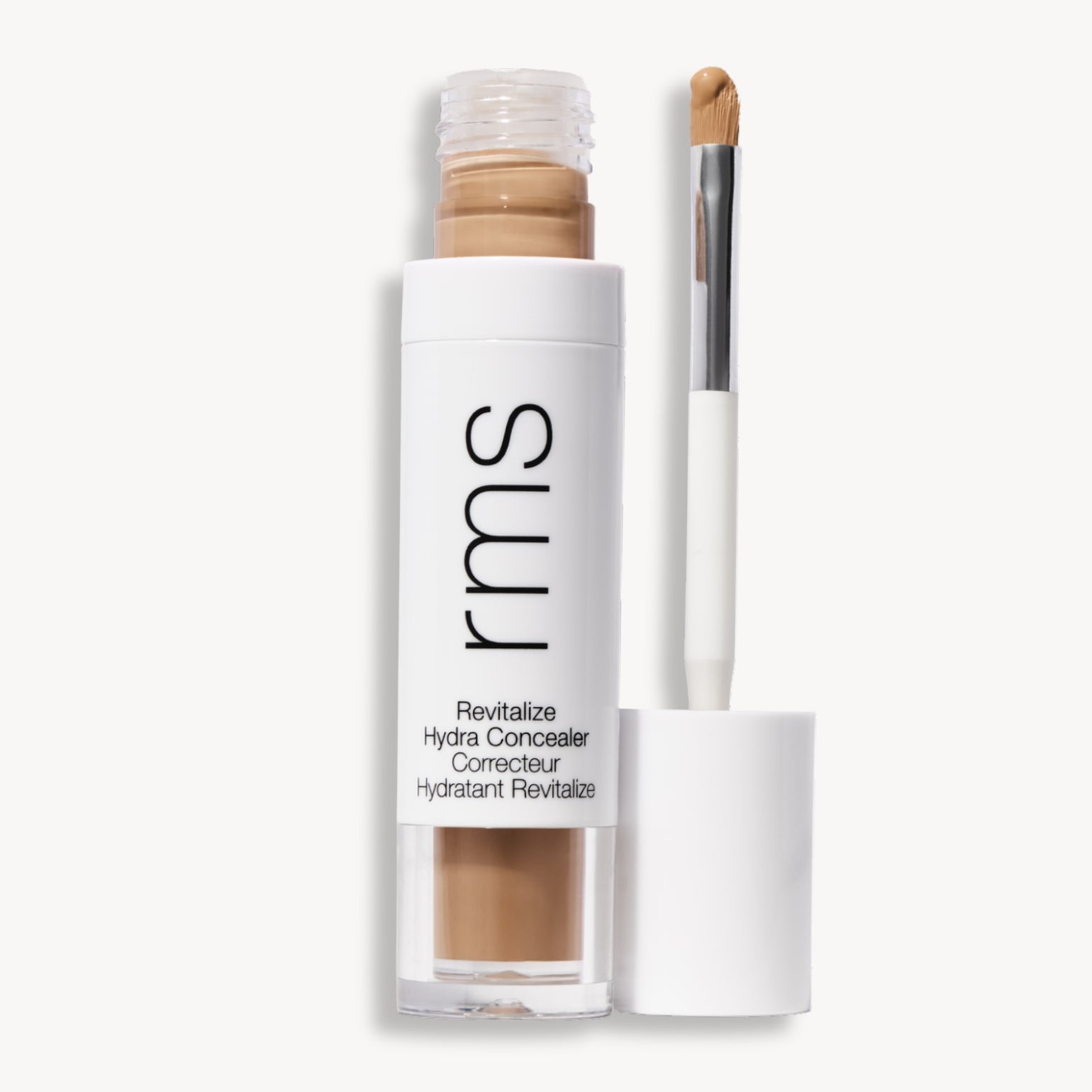 Flacon et applicateur du RMS Beauty Revitalize Hydra Concealer, Teinte WN015. Anti-cernes liquide revitalisant pour une couvrance moyenne naturelle et lumineuse.