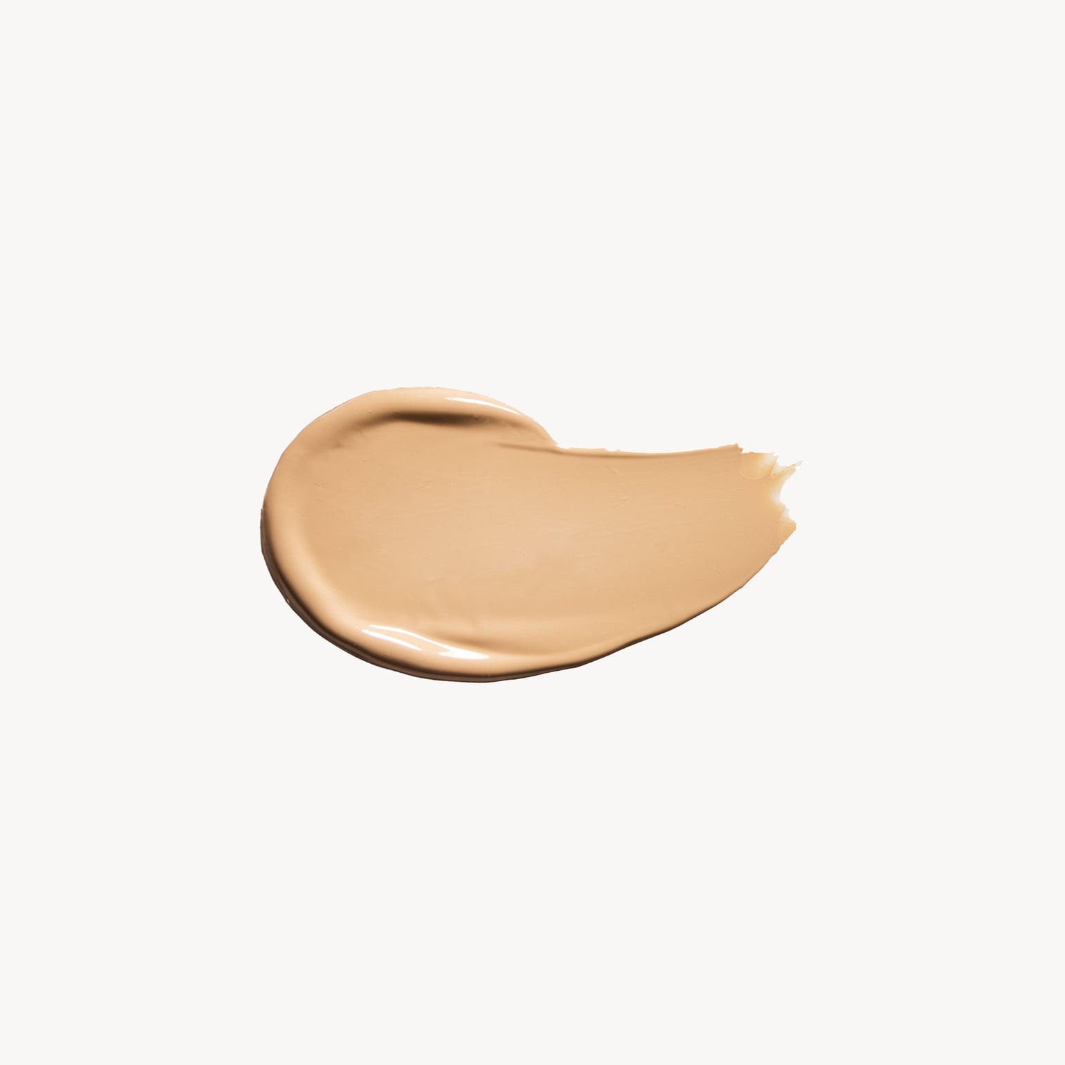 Swatch du Revitalize Hydra Concealer de RMS Beauty, couleur WN015, une teinte claire à sous-ton neutre. Idéal pour un teint frais et unifié.