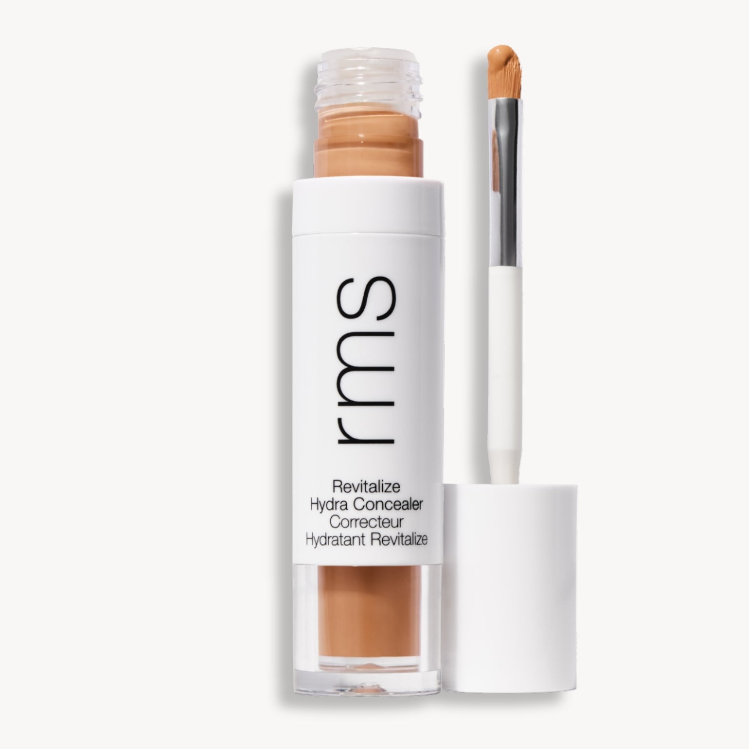 Flacon et applicateur du RMS Beauty Revitalize Hydra Concealer, Teinte W016. Anti-cernes liquide revitalisant pour une couvrance moyenne naturelle et lumineuse.