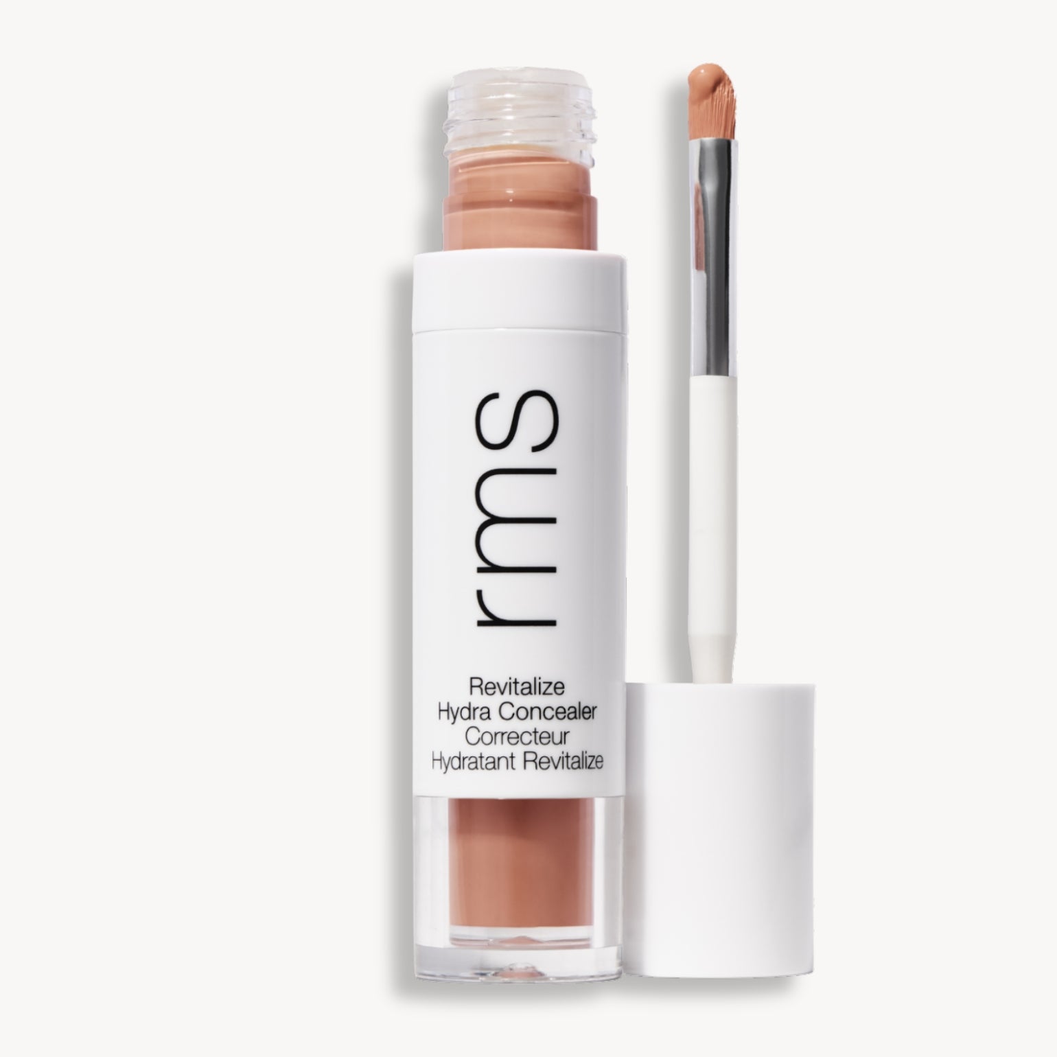 Flacon et applicateur du RMS Beauty Revitalize Hydra Concealer, Teinte C017. Anti-cernes liquide revitalisant pour une couvrance moyenne naturelle et lumineuse.