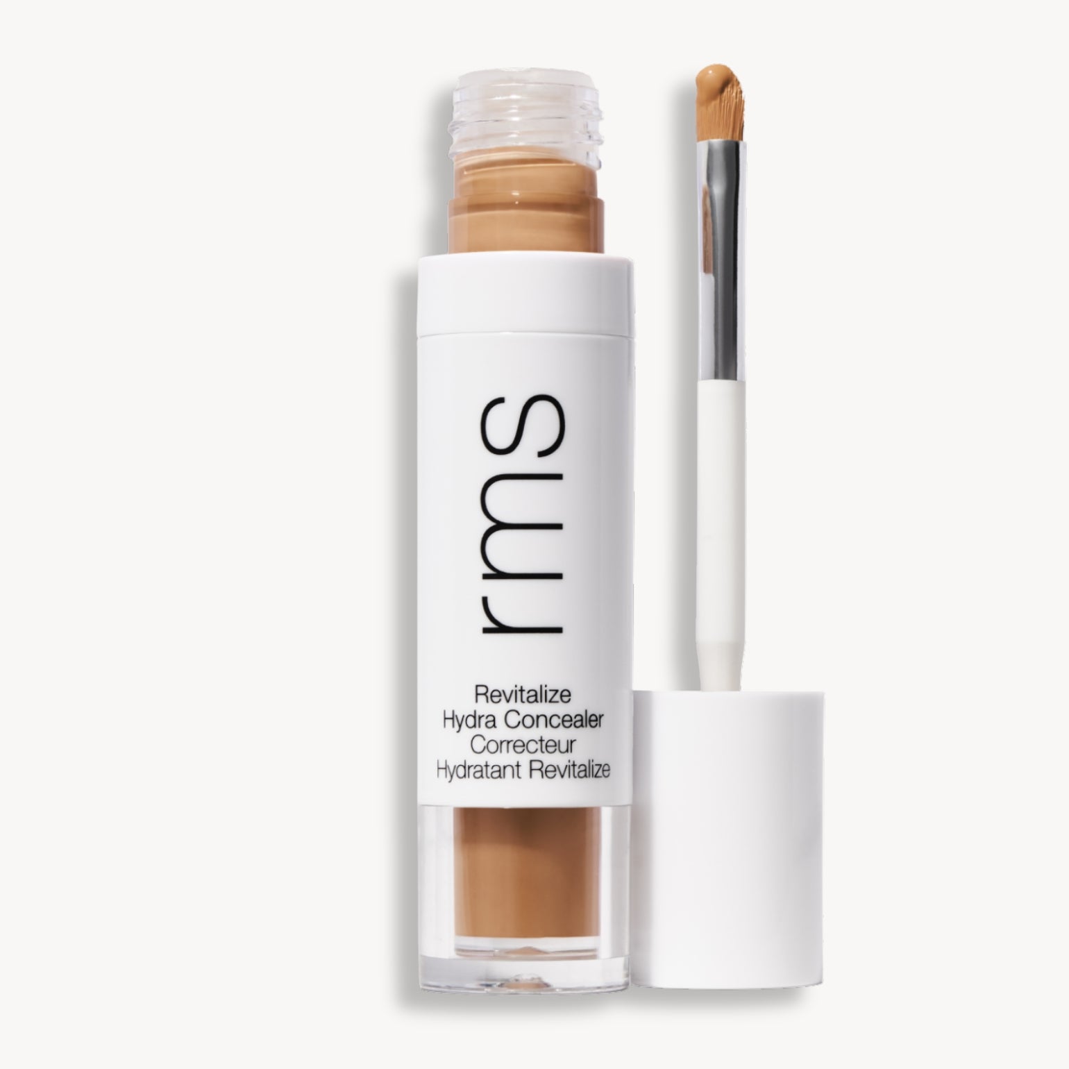 Flacon et applicateur du RMS Beauty Revitalize Hydra Concealer, Teinte CN018. Anti-cernes liquide revitalisant pour une couvrance moyenne naturelle et lumineuse.