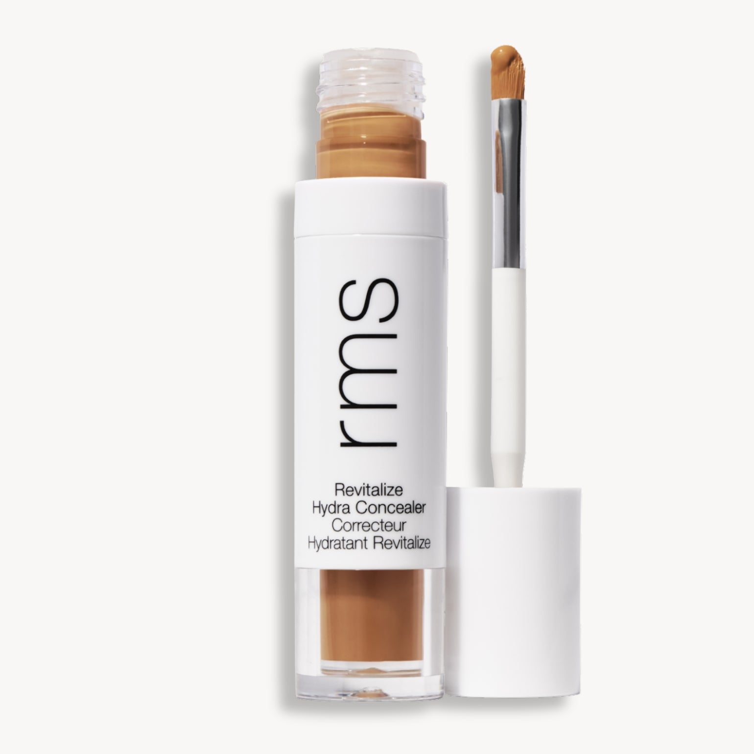 Flacon et applicateur du RMS Beauty Revitalize Hydra Concealer, Teinte W019. Anti-cernes liquide revitalisant pour une couvrance moyenne naturelle et lumineuse.