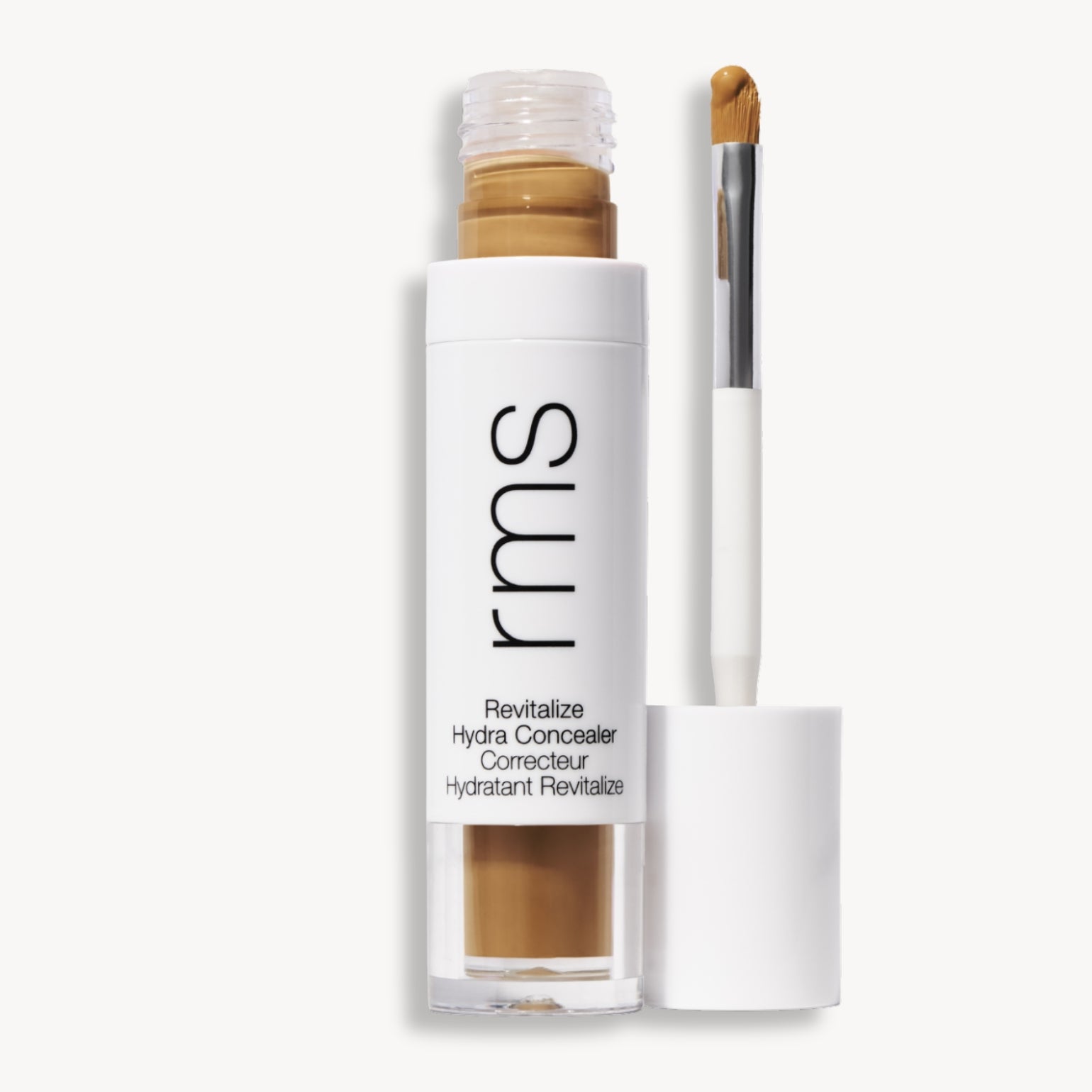 Flacon et applicateur du RMS Beauty Revitalize Hydra Concealer, Teinte ON020. Anti-cernes liquide revitalisant pour une couvrance moyenne naturelle et lumineuse.