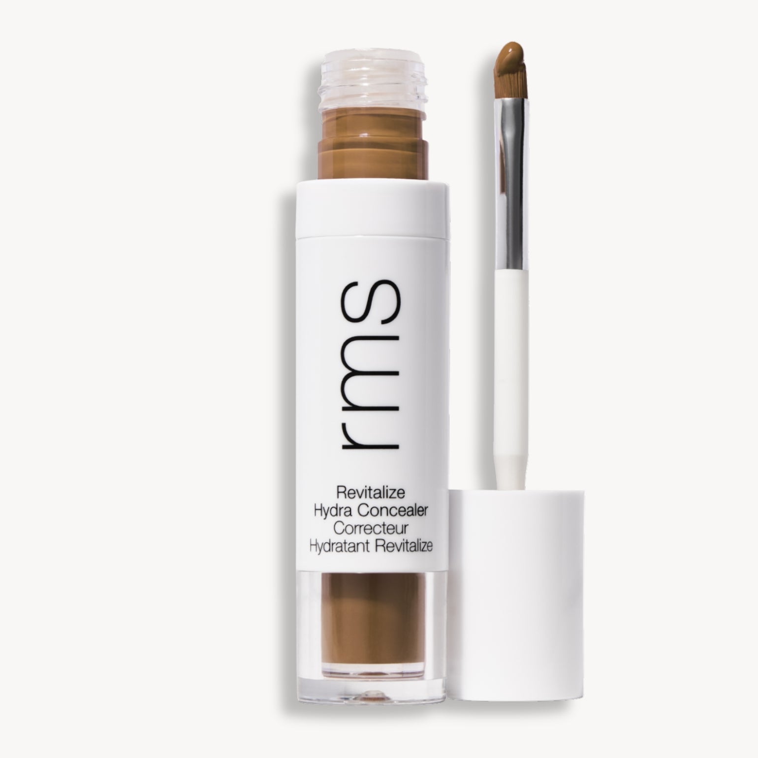 Flacon et applicateur du RMS Beauty Revitalize Hydra Concealer, Teinte ON021. Anti-cernes liquide revitalisant pour une couvrance moyenne naturelle et lumineuse.