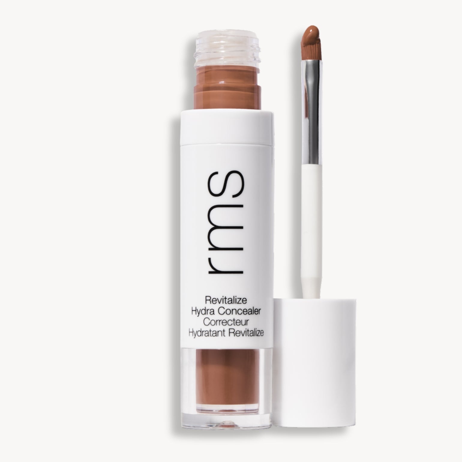 Flacon et applicateur du RMS Beauty Revitalize Hydra Concealer, Teinte CN022. Anti-cernes liquide revitalisant pour une couvrance moyenne naturelle et lumineuse.