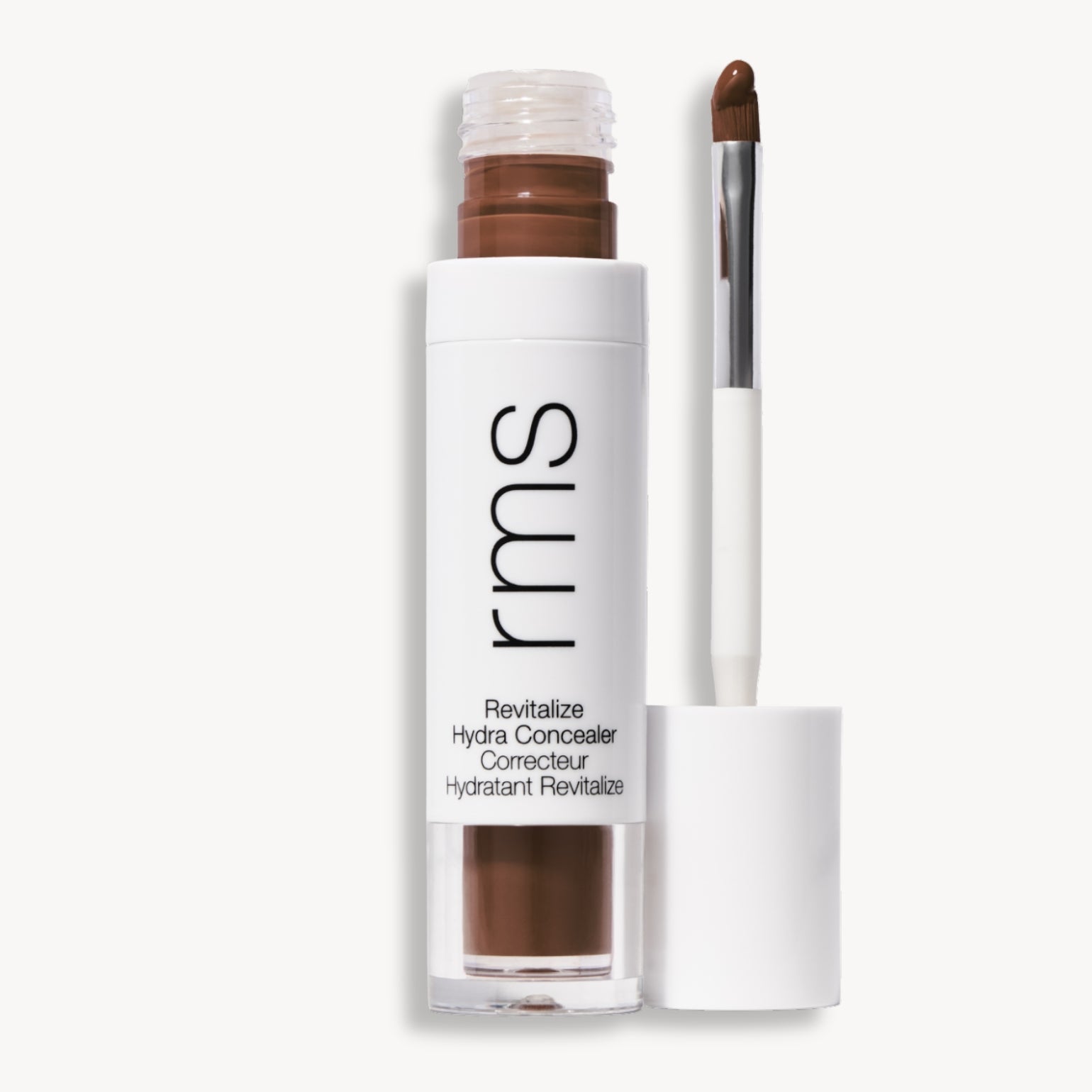 Flacon et applicateur du RMS Beauty Revitalize Hydra Concealer, Teinte W023. Anti-cernes liquide revitalisant pour une couvrance moyenne naturelle et lumineuse.