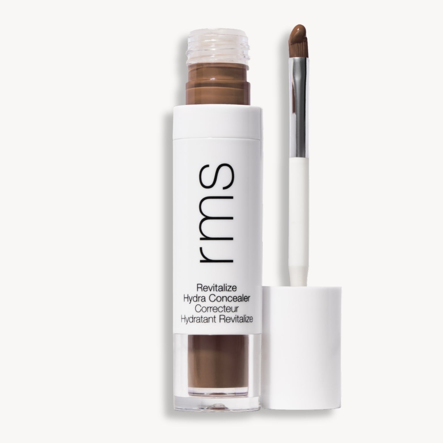 Flacon et applicateur du RMS Beauty Revitalize Hydra Concealer, Teinte WN024. Anti-cernes liquide revitalisant pour une couvrance moyenne naturelle et lumineuse.