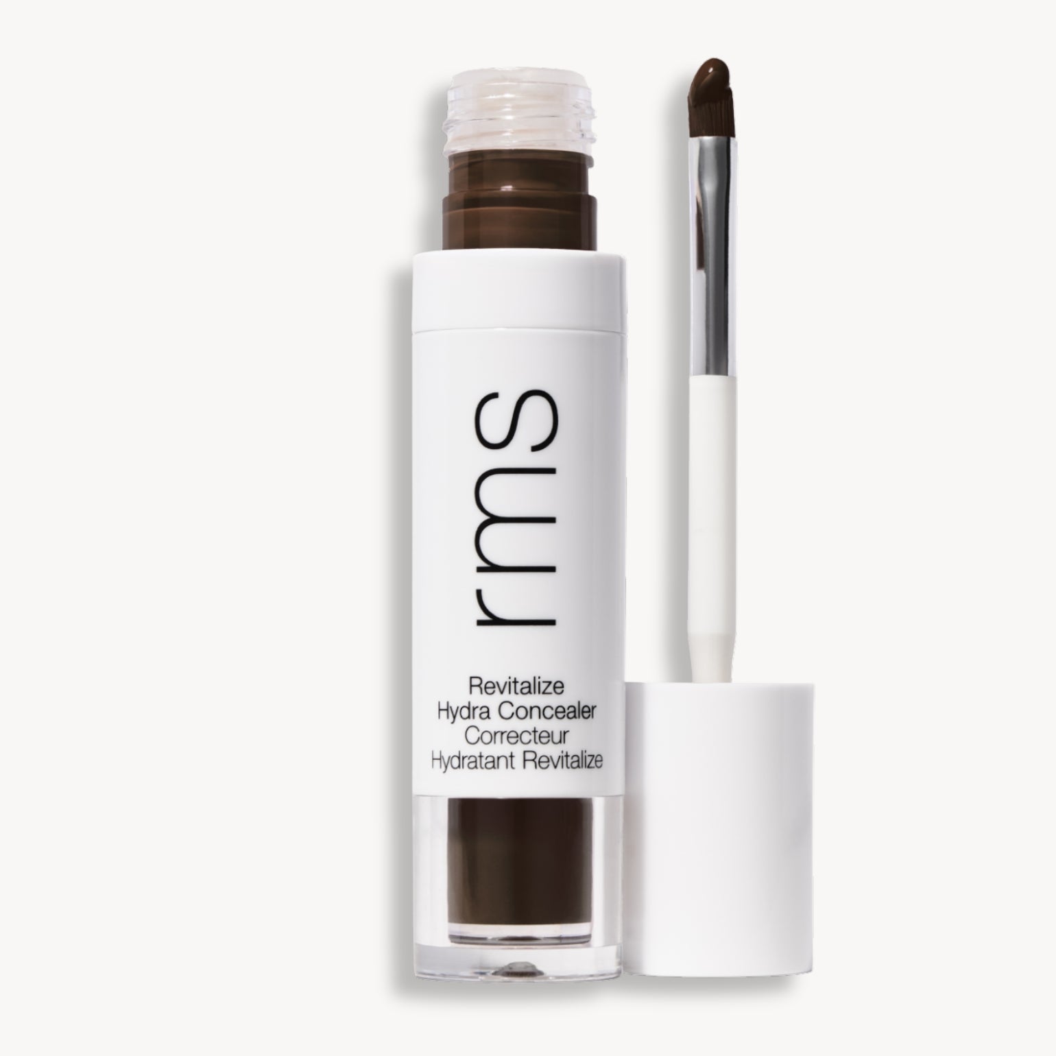 Flacon et applicateur du RMS Beauty Revitalize Hydra Concealer, Teinte CN026. Anti-cernes liquide revitalisant pour une couvrance moyenne naturelle et lumineuse.