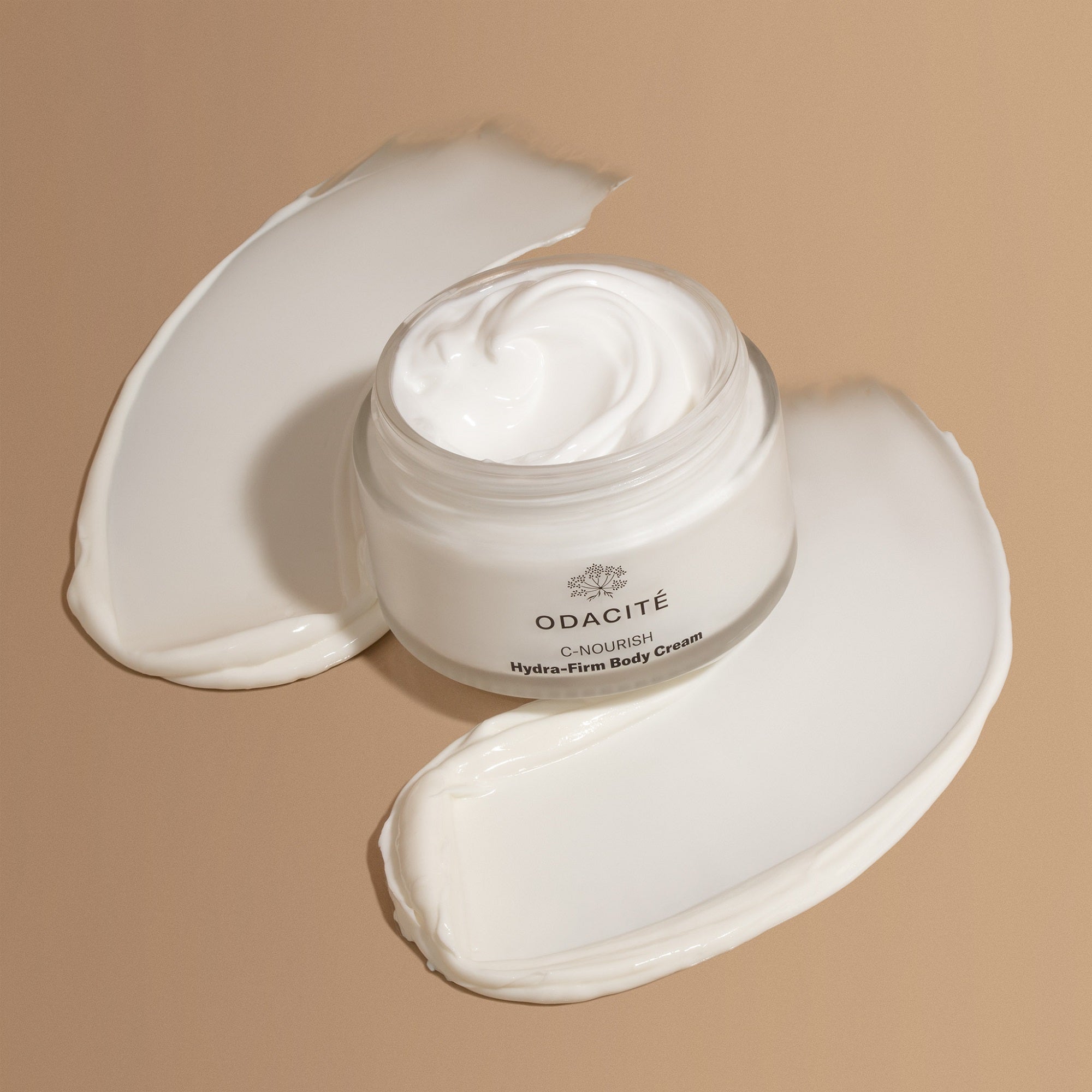 C-Nourish Crème Corps Hydra-Firm de Odacité laisse un fini satiné et soyeux.