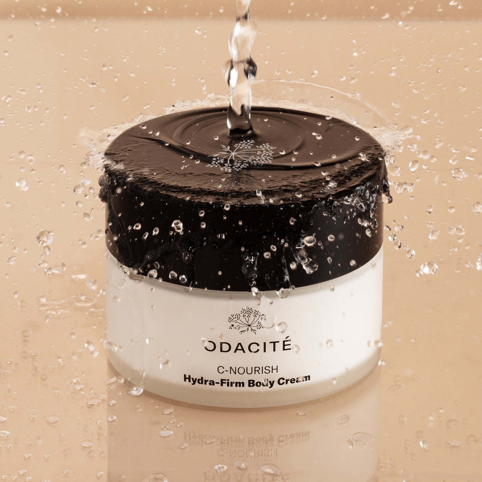 Un Pot de C-Nourish Crème Corps Hydra-Firm de Odacité sous l'eau