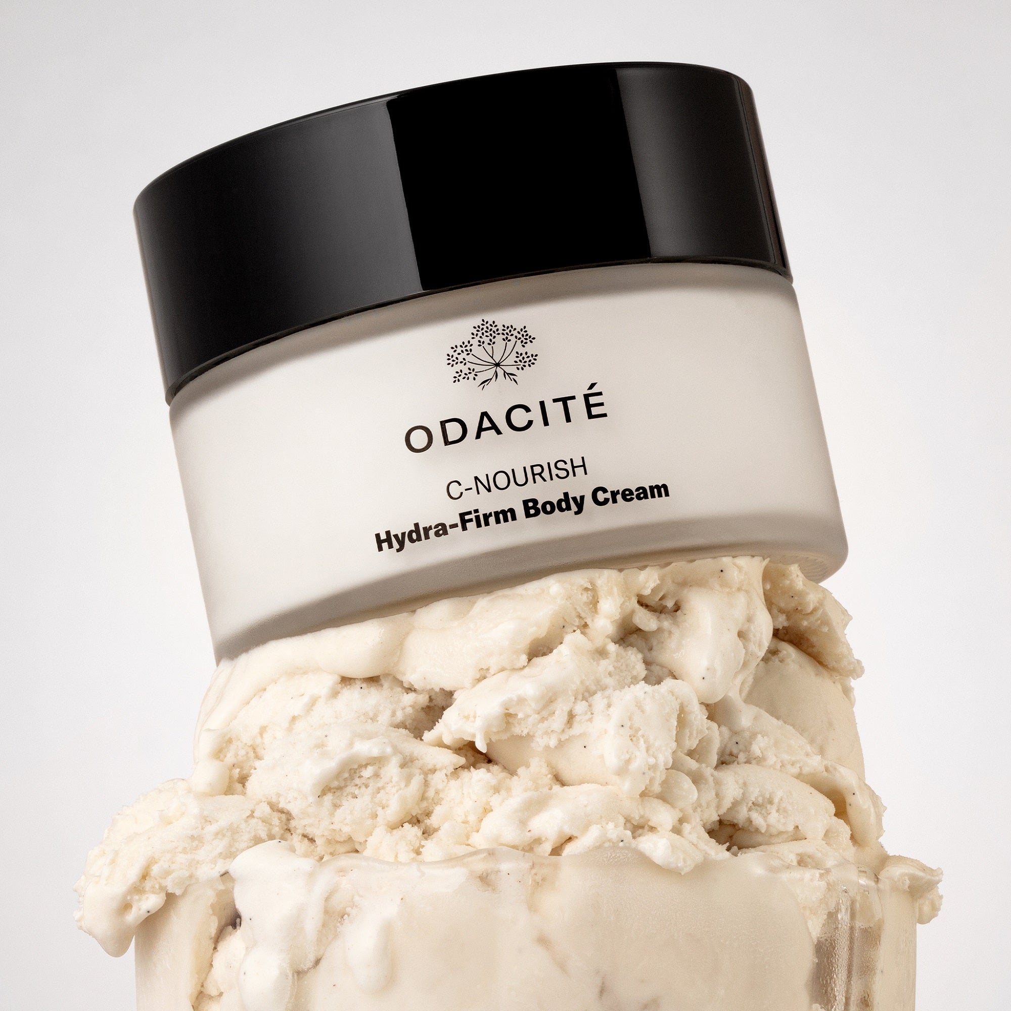 C-Nourish Crème Corps Hydra-Firm de Odacité sur une montagne de beurre de karité qui protège la barrière cutanée
