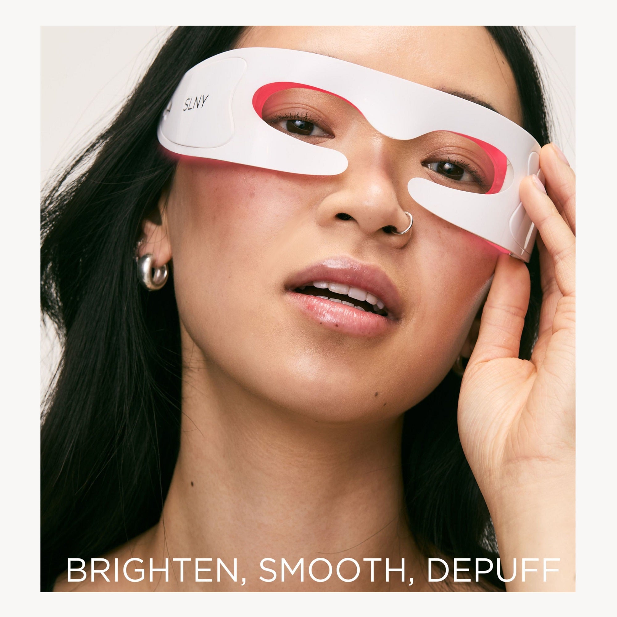 Modèle qui porte le LED Eye Refresh Pro Solaris Lab NY pour illuminer, lisser et décongestionner