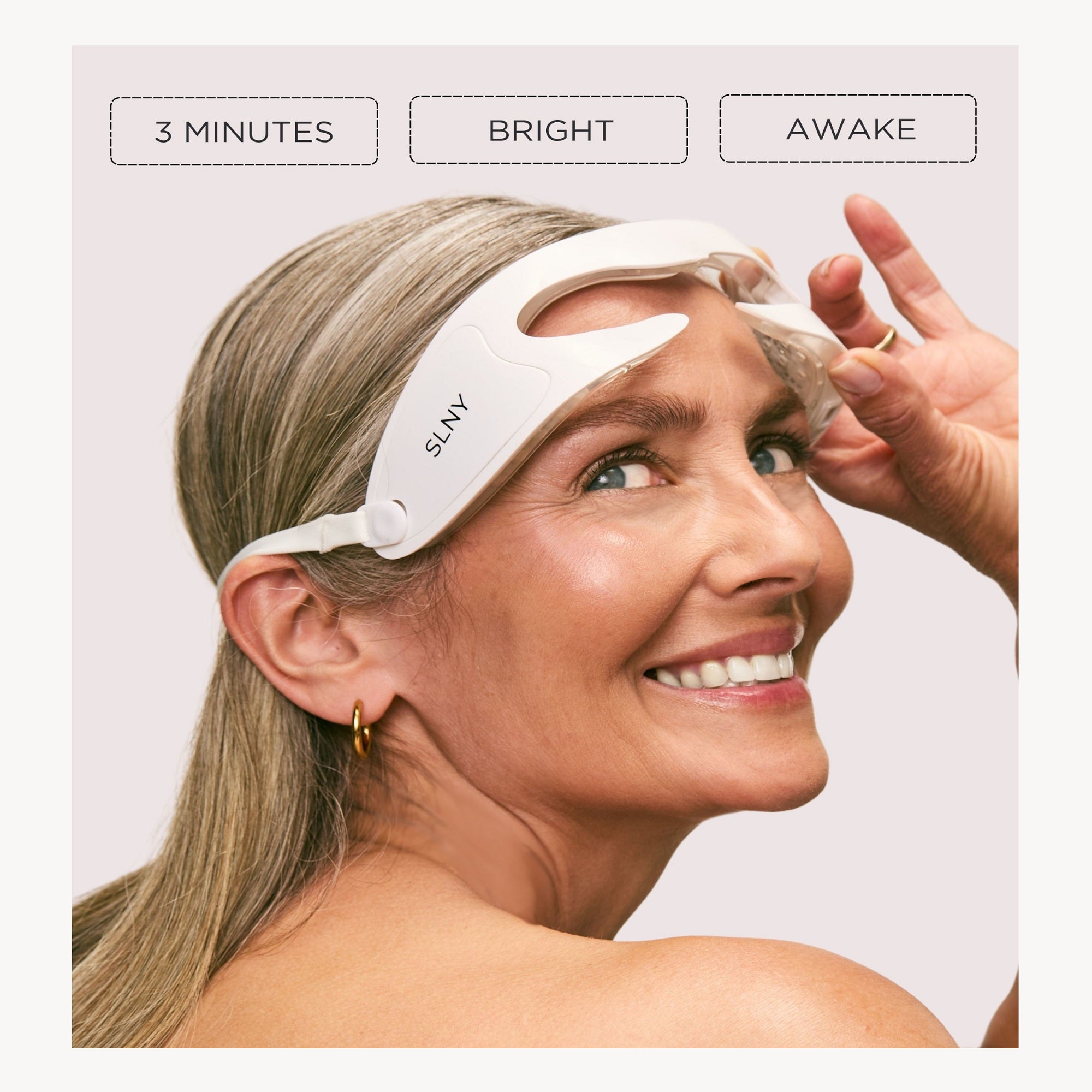 Modèle qui porte le LED Eye Refresh Pro Solaris Lab NY. 3 minutes de traitement