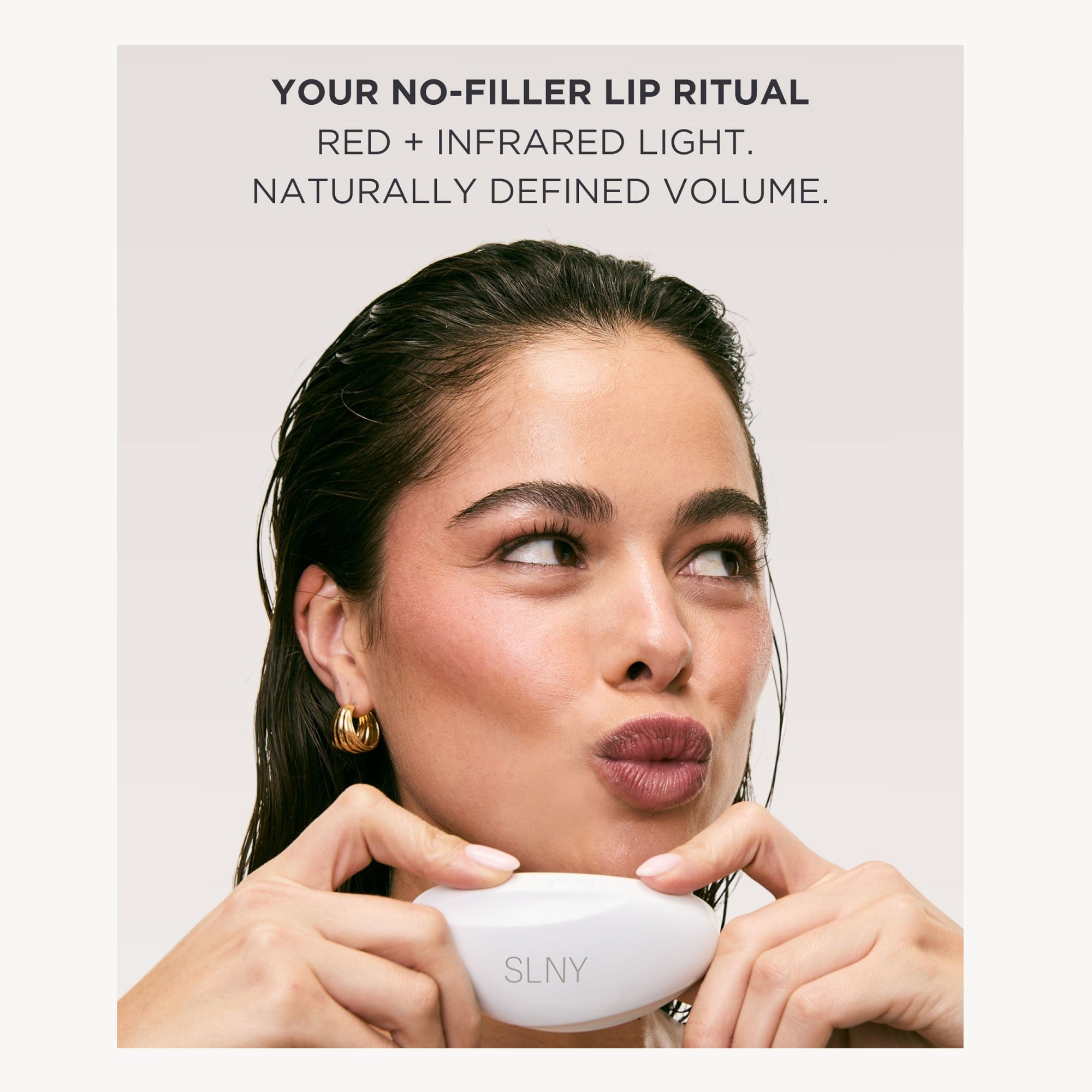 Modèle qui tient le LED lip volume pro solaris lab NY. Volumise naturellement les lèvres sans injection grâce à la lumière infrarouge. 