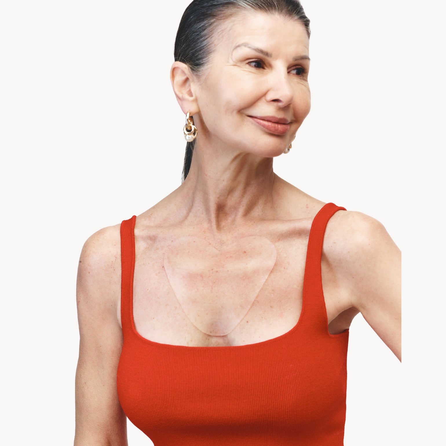 Modèle portant un Patch Anti-Rides Décolleté de Wrinkles Schminkles. Traite les rides de la poitrine efficacement.