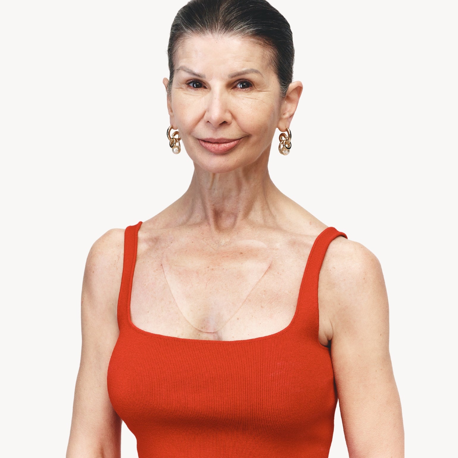 Modèle portant un Patch Anti-Rides Décolleté de Wrinkles Schminkles. Résultats visibles