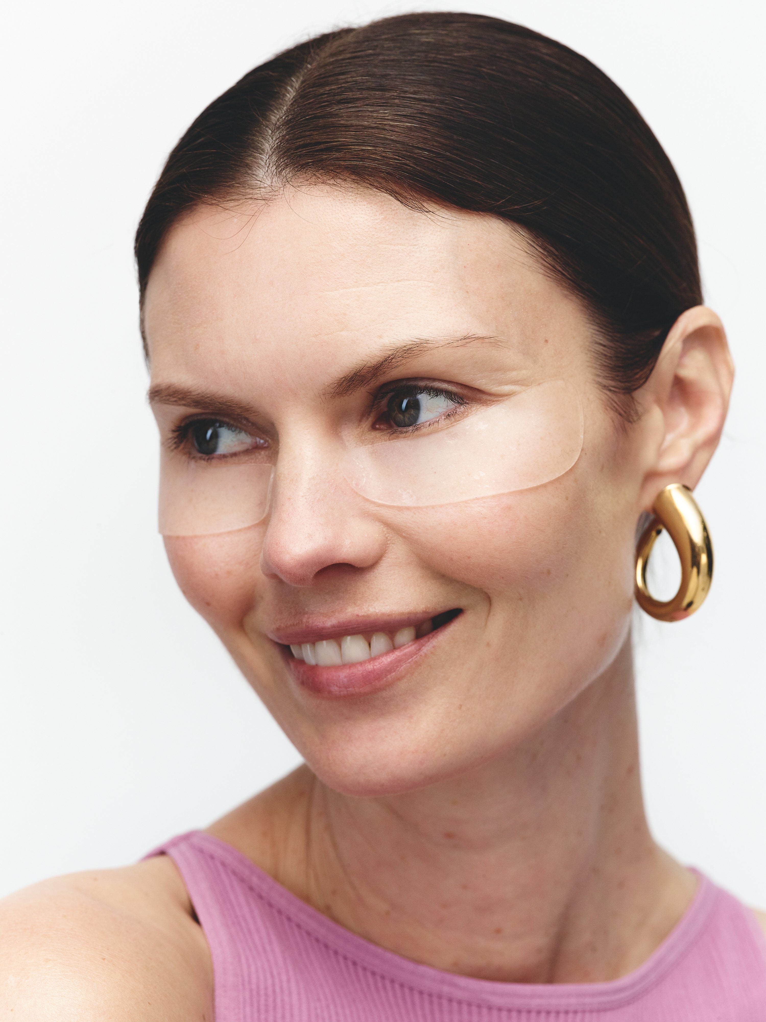 Modèle portant un Patch Anti-Rides Décolleté de Wrinkles Schminkles. Résultats visibles