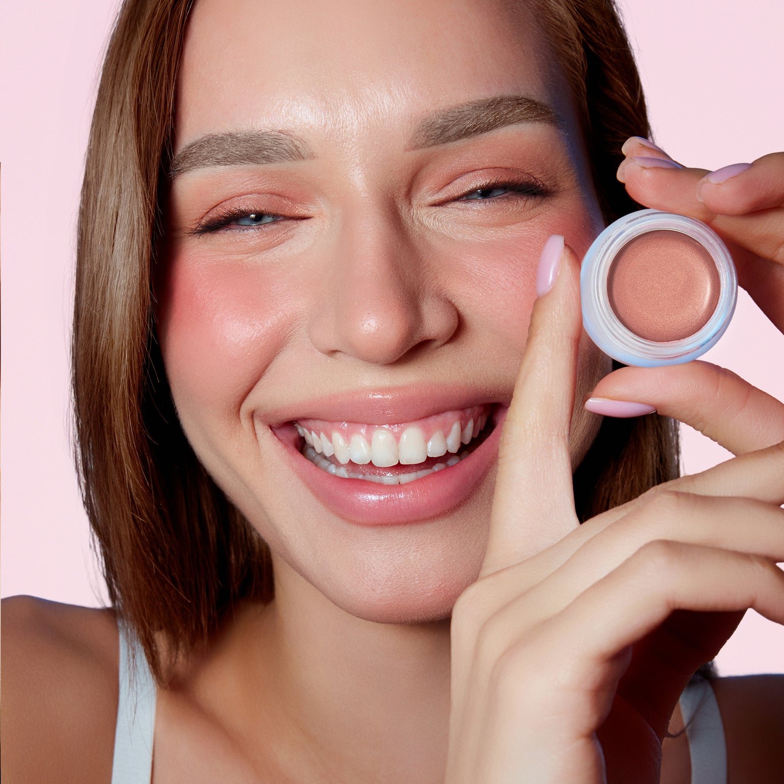 La teinte frosted petal du Baume teinté SPF50 Odacité portée sur un modèle