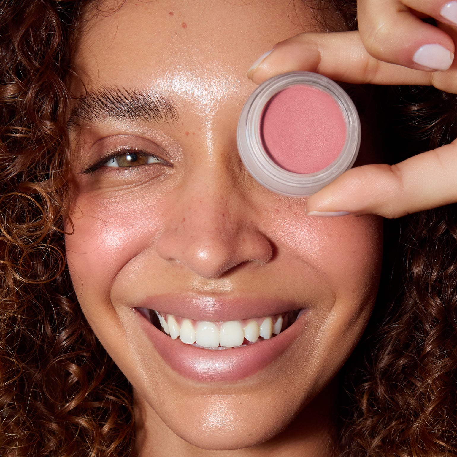 La teinte sienna rose du Baume teinté SPF50 Odacité portée sur un modèle