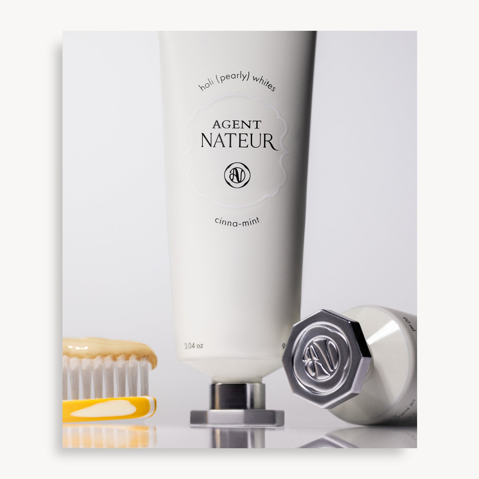 Holi (pearly) whites probiotic whitening toothpaste - Agent Nateur