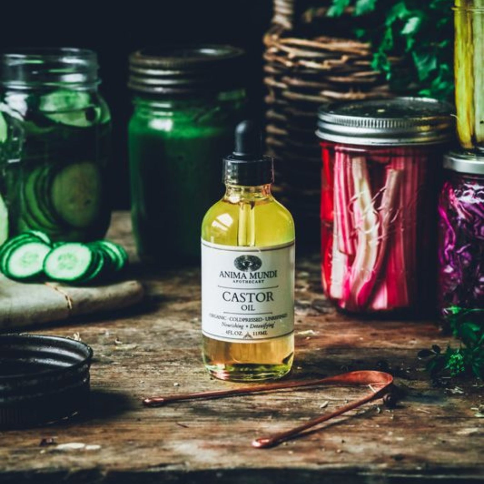 Huile de ricin Anima Mundi au milieu de bocaux de légumes fermentés. Produit naturel détoxifiant, bien-être & beauté. Ingrédients bio.