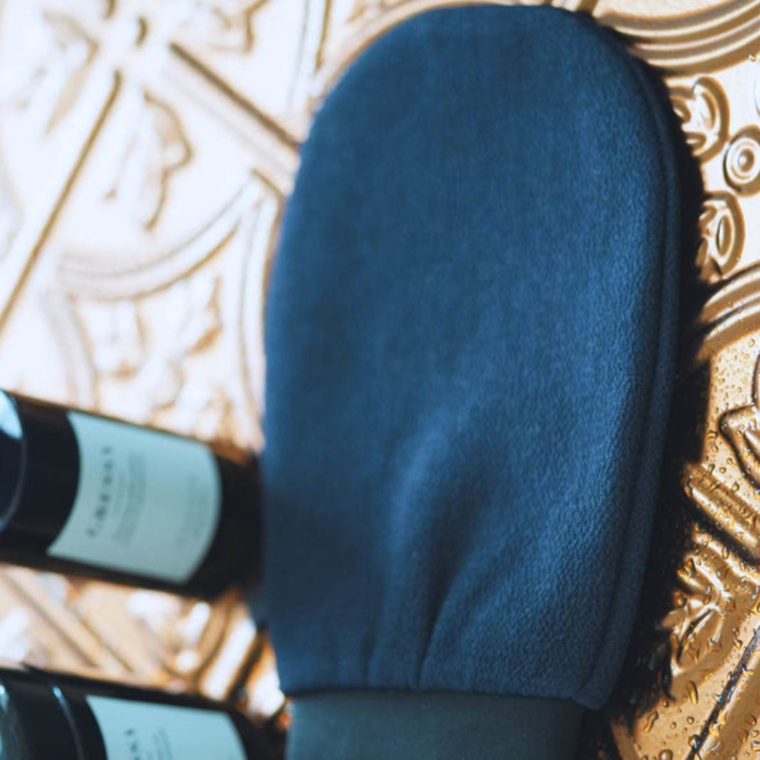 Gant exfoliant noir Kessa de GRESSA SKIN. Accessoire de rituel hammam à utilliser avec la pâte de savon Hammam.