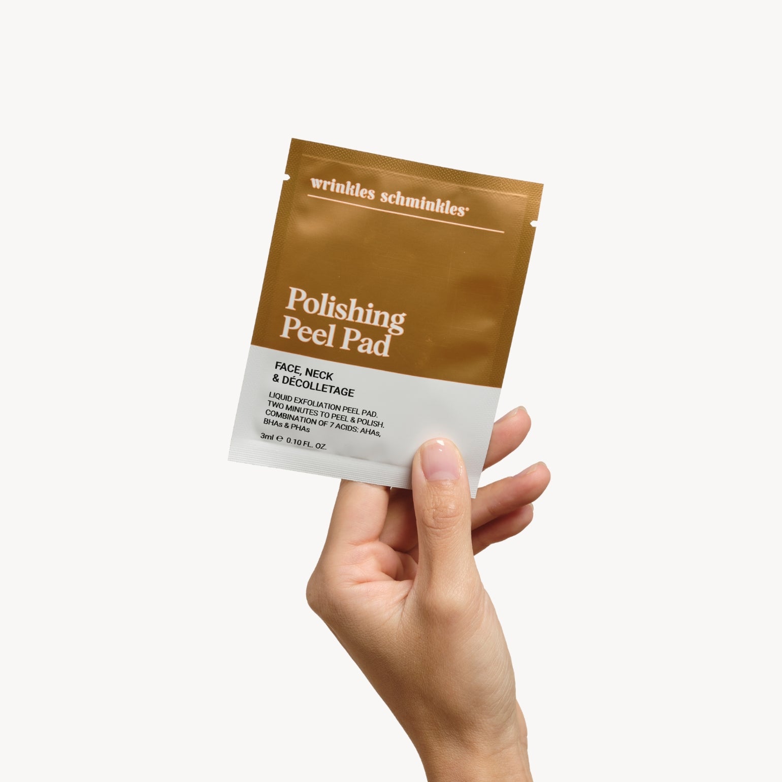 Un sachet contenant une Lingette Exfoliante de Wrinkles Schminkles. Retire les cellules mortes et accélère le renouvellement cellulaire.