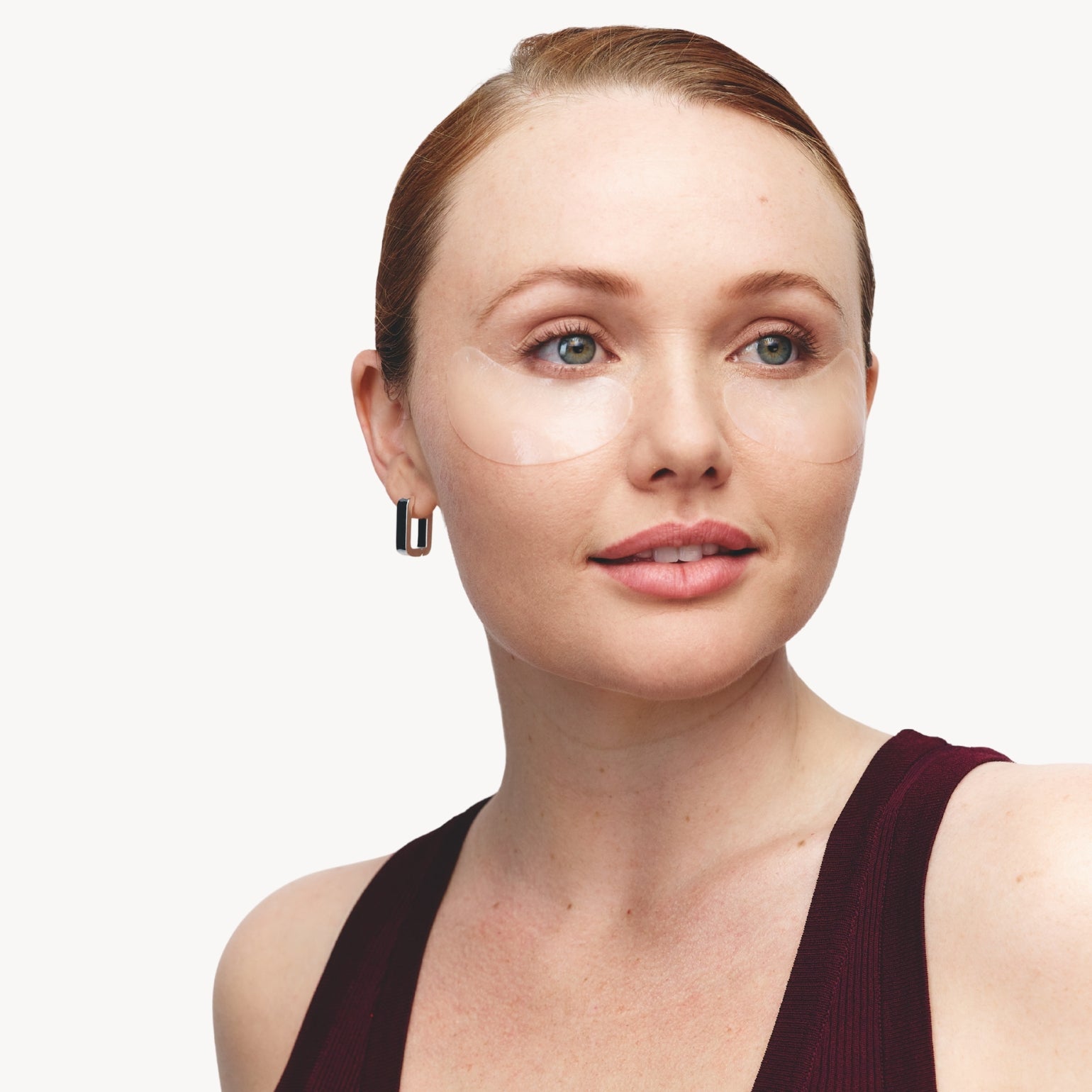 Femme portant les Masques Lissants Et Décongestionnants Pour Les Yeux de Wrinkles Schminkles. Illumine, hydrate et repulpe le contour de l'oeil. 