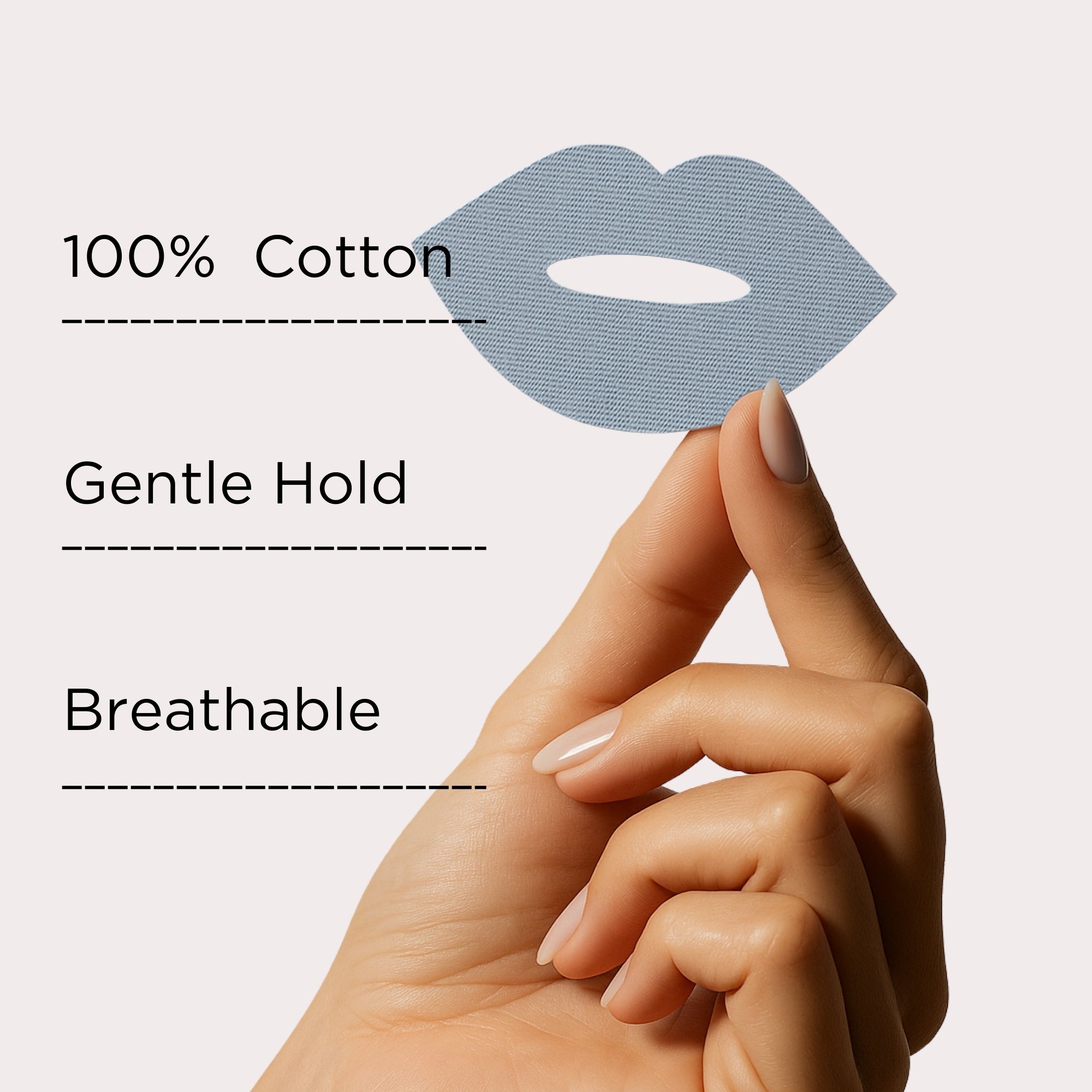 Main qui tient un mouth tape de Solaris Lab NY. Usage unique. 100% cotton résispirant et adhésif doux.