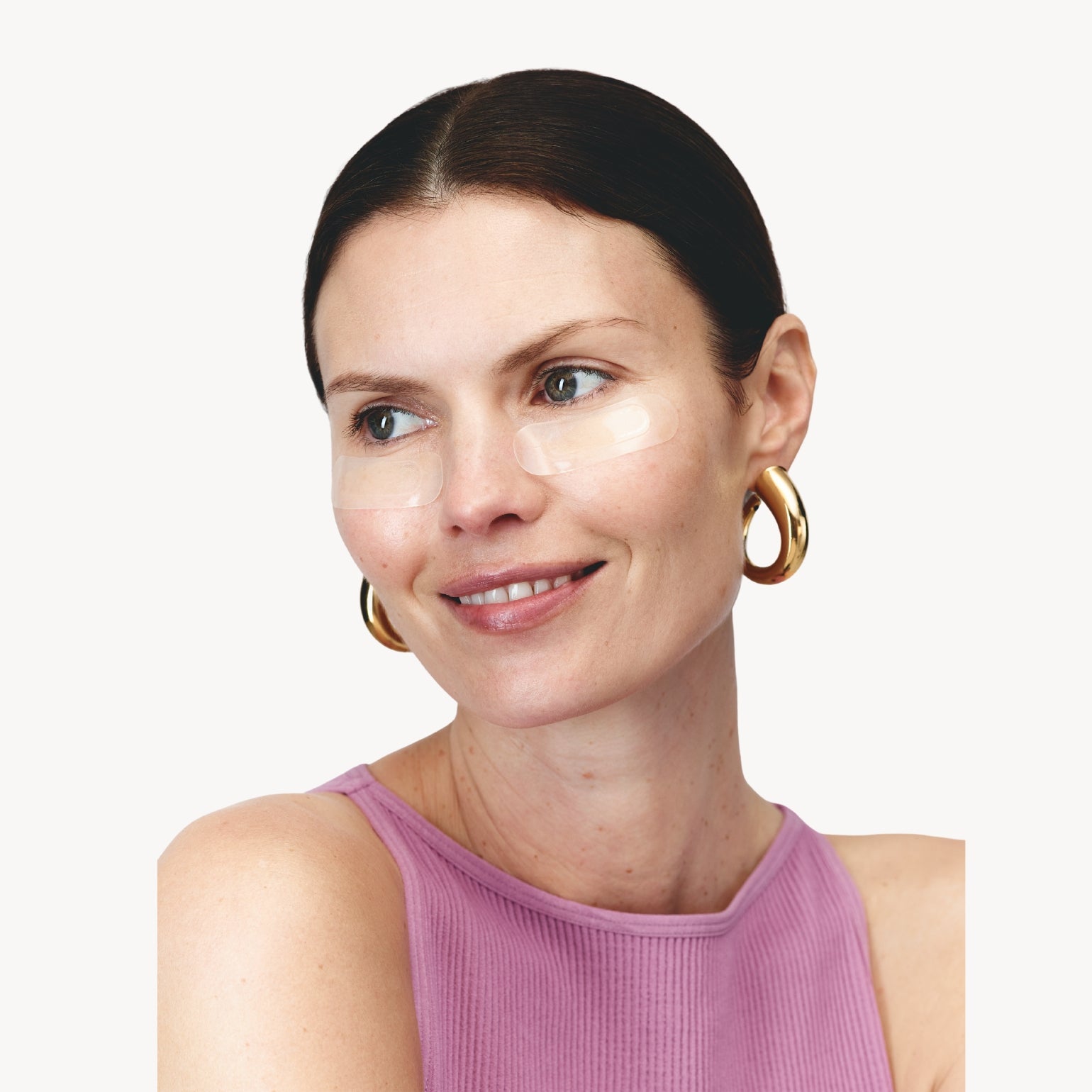 Femme portant 2 Patchs à Micro-Aiguilles Auto-Dissolvantes de Wrinkles Schminkles sous les yeux pour éliminer les rides.