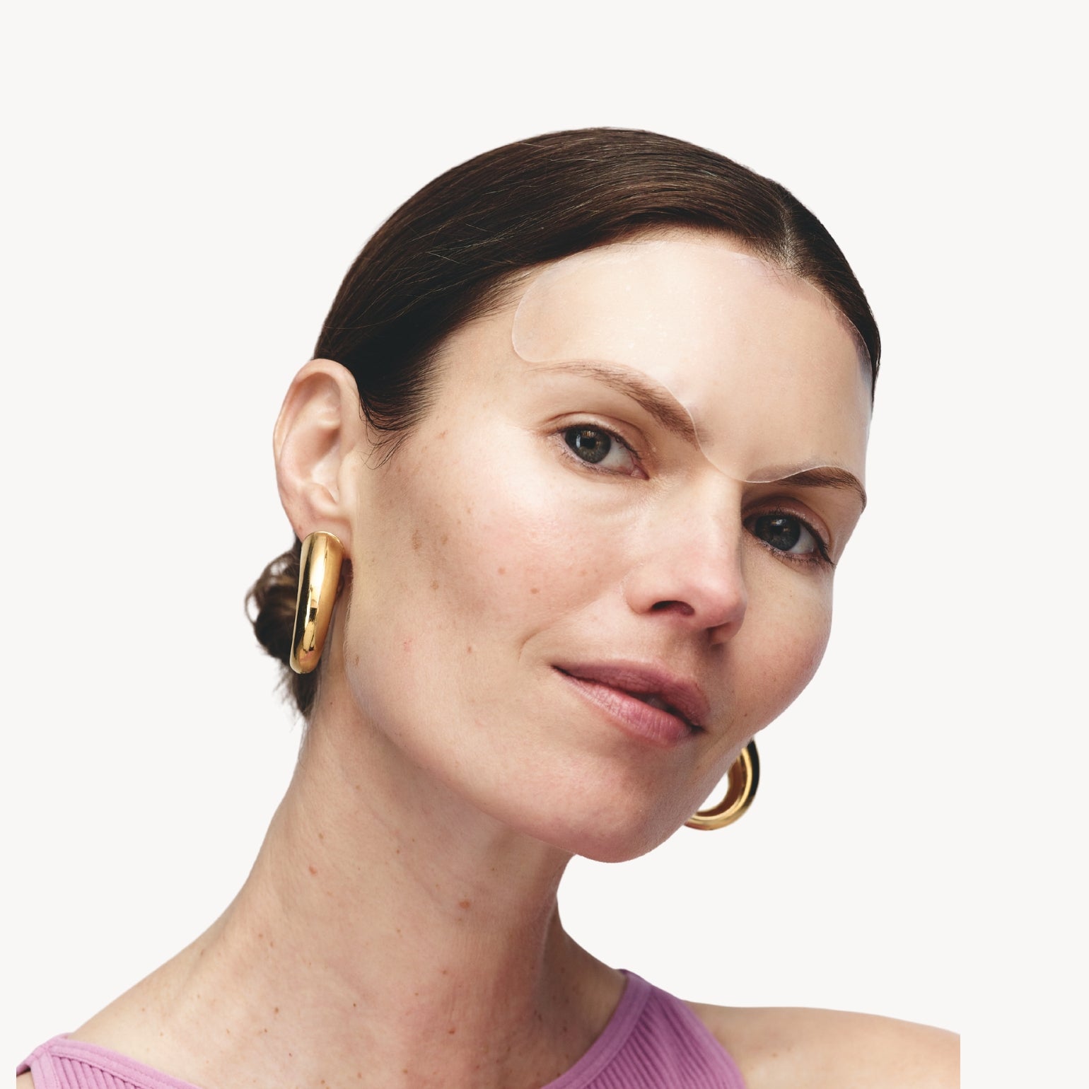 Femme portant un Patch Anti-Rides du Front de Wrinkles Schminkles. Traite les rides du front et les rides du lion efficacement.