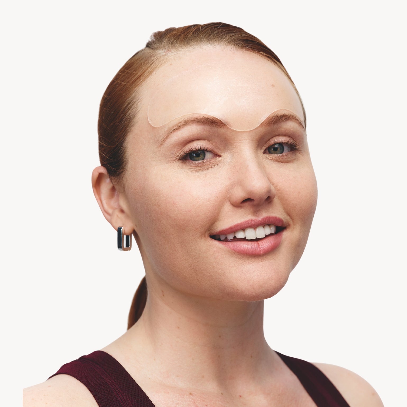 Modèle portant un Patch Anti-Rides du Front de Wrinkles Schminkles. A porter la nuit pour lisser le front.