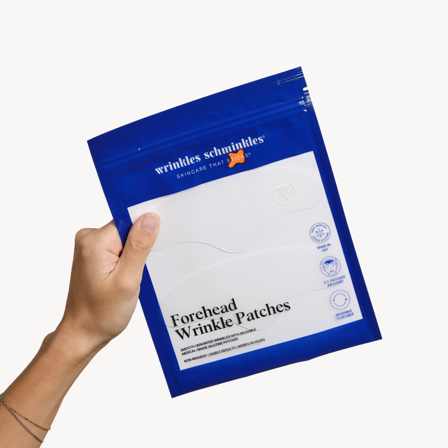 Main tenant le sachet de Patchs Anti-Rides du Front de Wrinkles Schminkles. Silicone médical réutilisable.