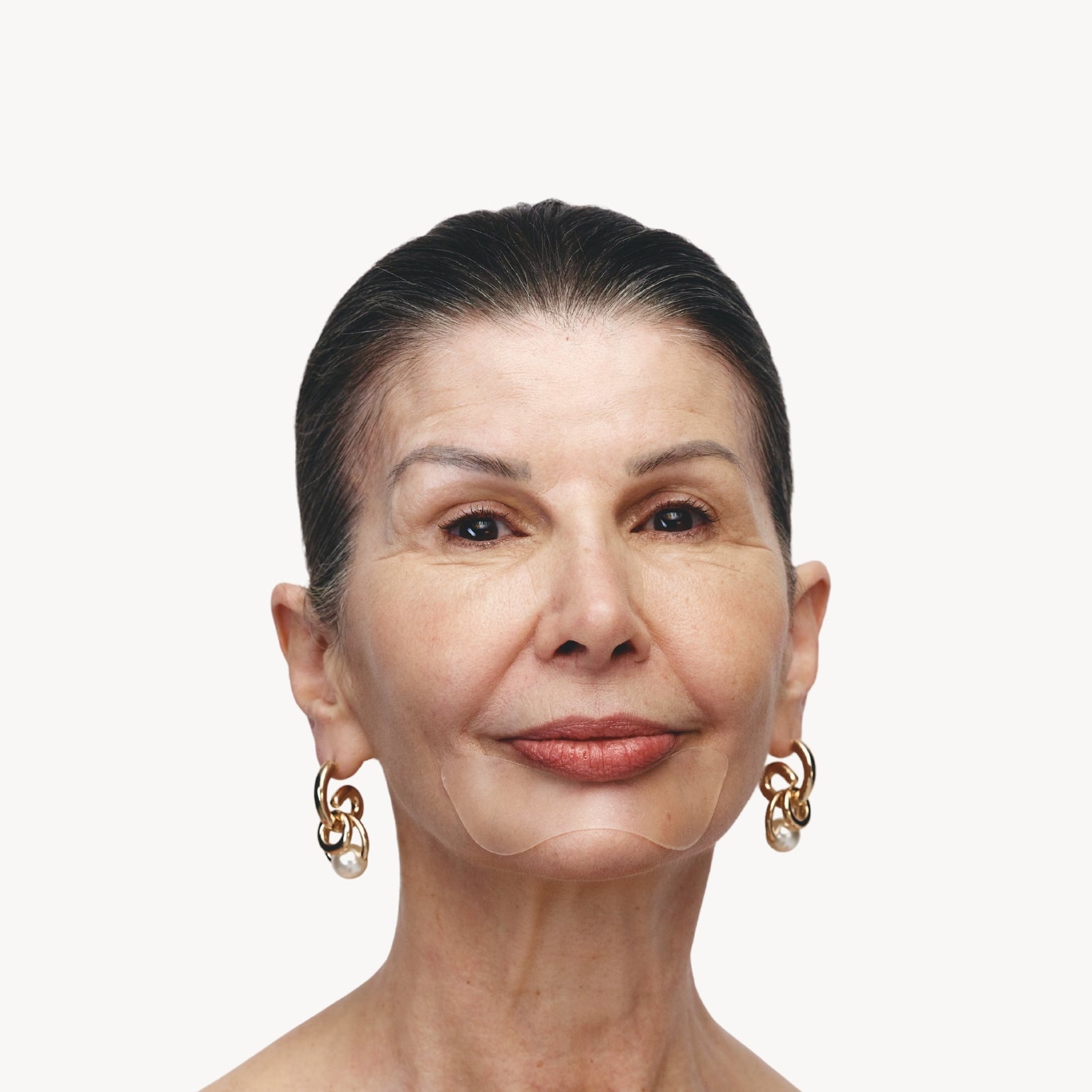 Modèle portant un Patch Anti-Rides pour La Bouche et les Lèvres de Wrinkles Schminkles. Lisse les rides péribuccales et les rides d'amertume efficacement.