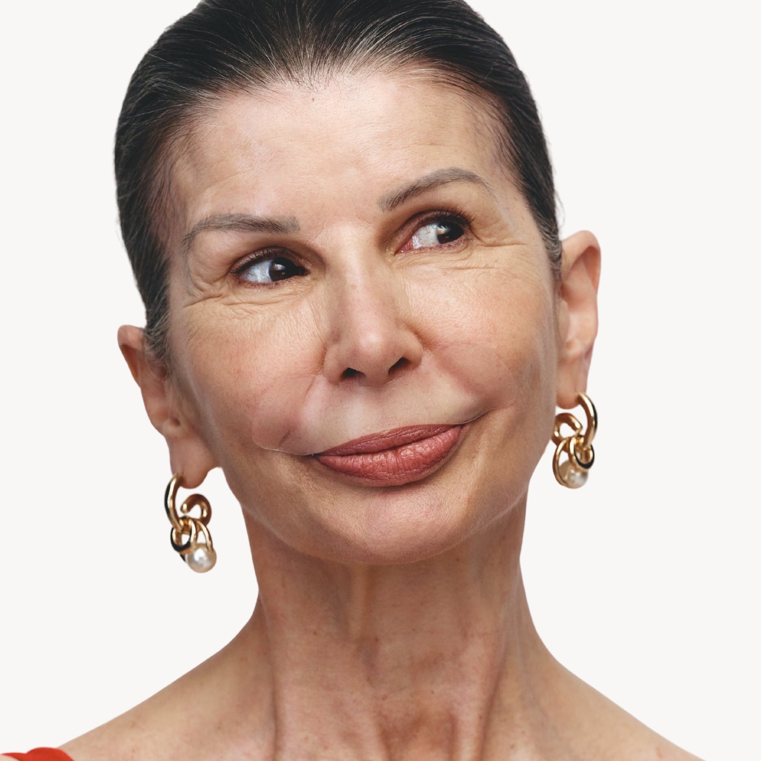 Modèle portant un Patch Anti-Rides pour La Bouche et les Lèvres de Wrinkles Schminkles. Lisse les sillons nasogéniens et les rides du sourire.