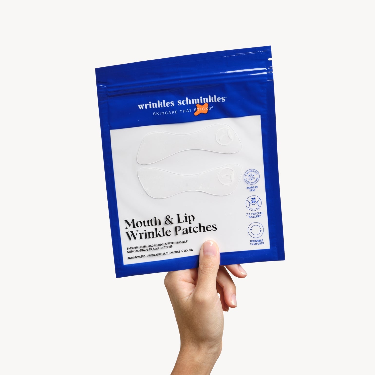 Main tenant le sachet de Patchs Anti-Rides pour La Bouche et les Lèvres de Wrinkles Schminkles. Silicone médical réutilisable.