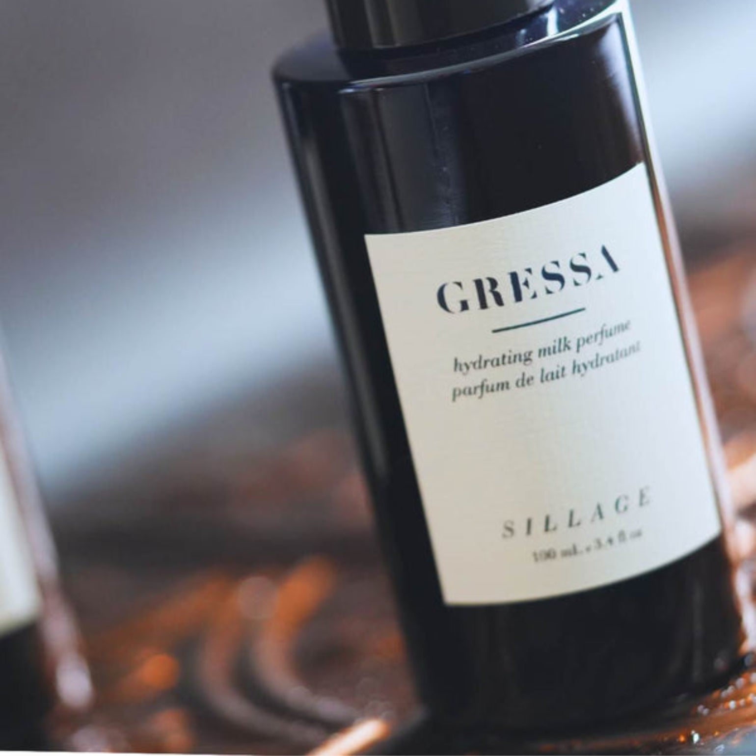 Photo lifestyle du lLait pour le corps Sillage de GRESSA SKIN. Huile parfumée onctueuse et hydratante pour corps et cheveux.