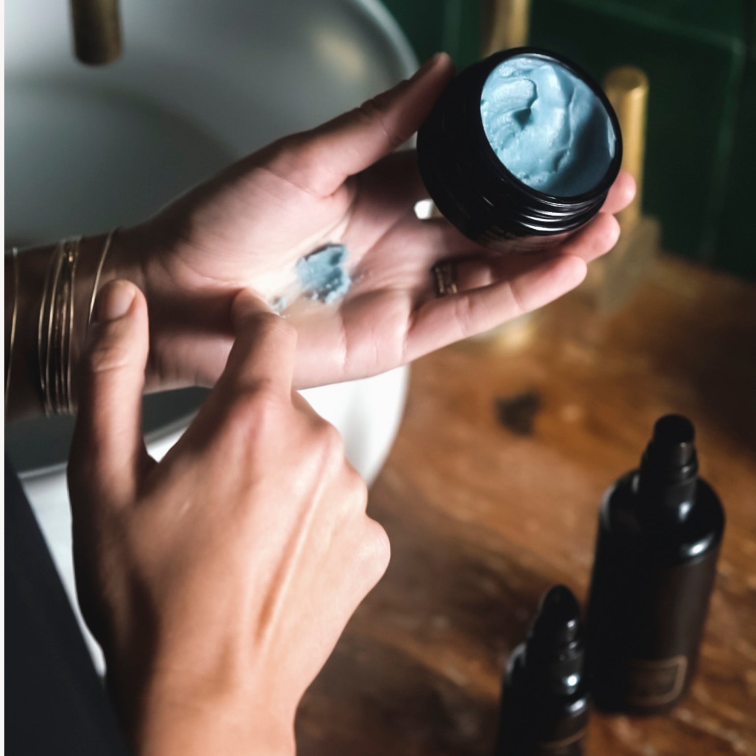 Main qui tient unThe Blue Cocoon de May Lindstrom et qui en prélève une dose