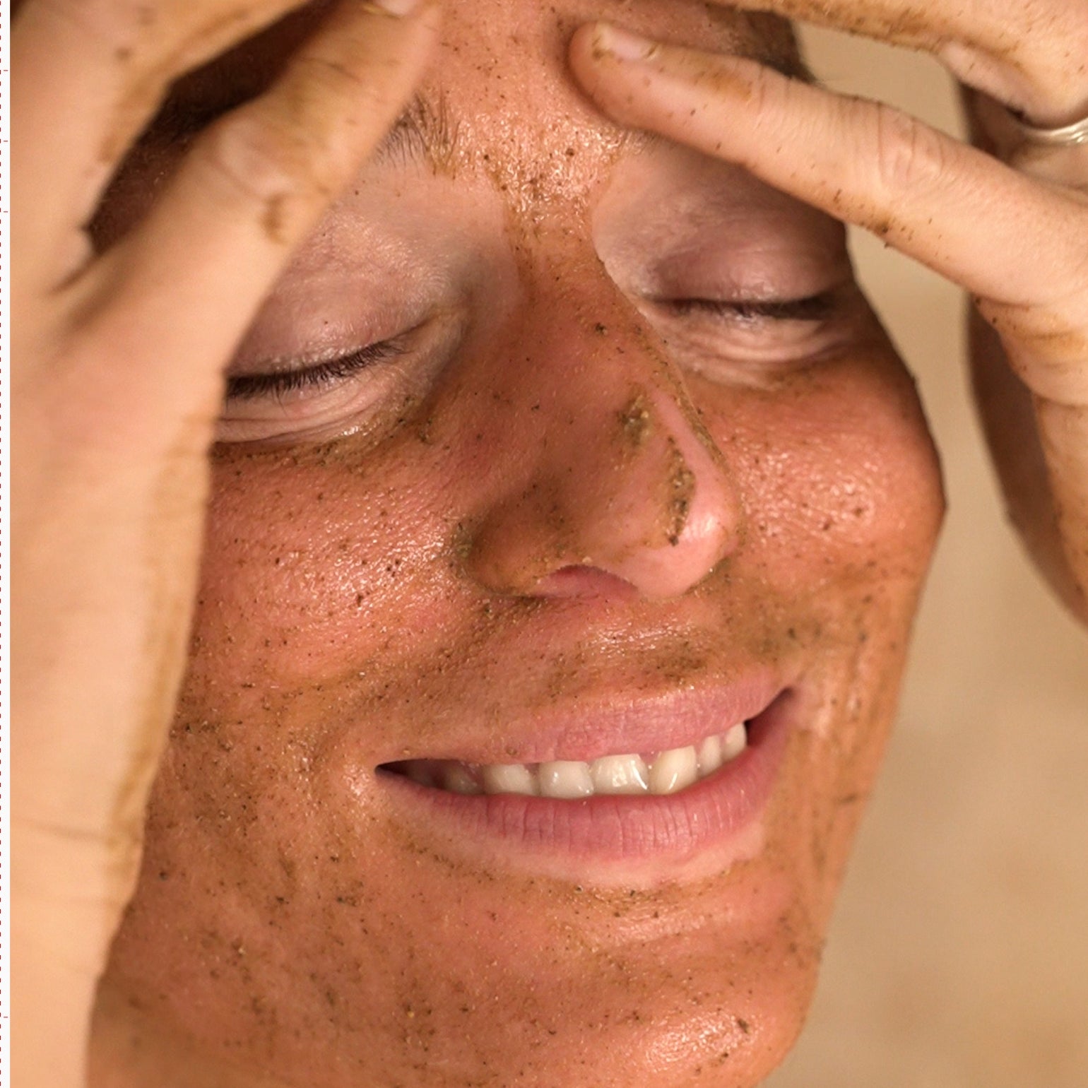 La créatrice qui applique sur son visage The Clean Dirt de May Lindstrom en mouvement circulaire.