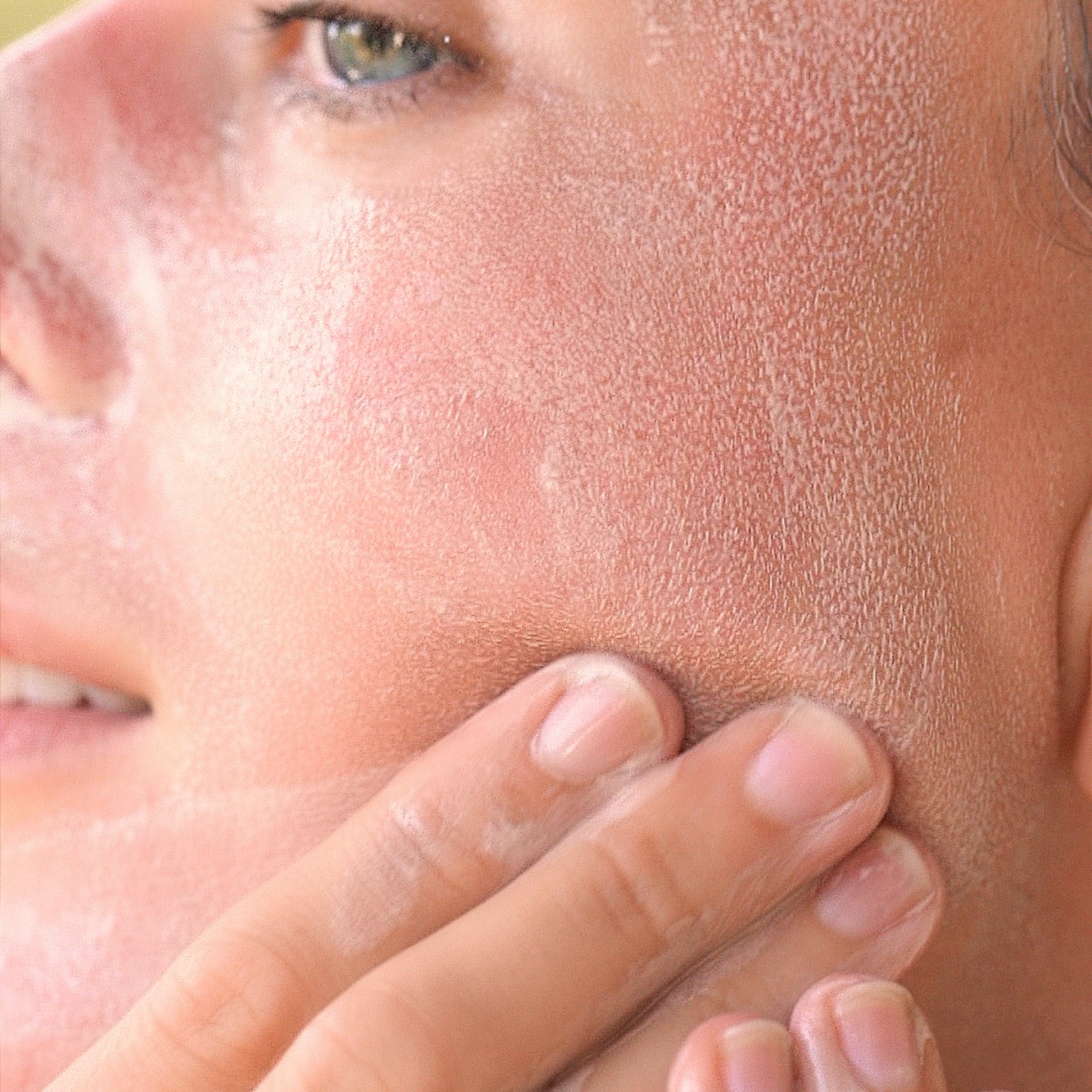 La créatrice qui applique sur son visage The Honey Mud de May Lindstrom.
