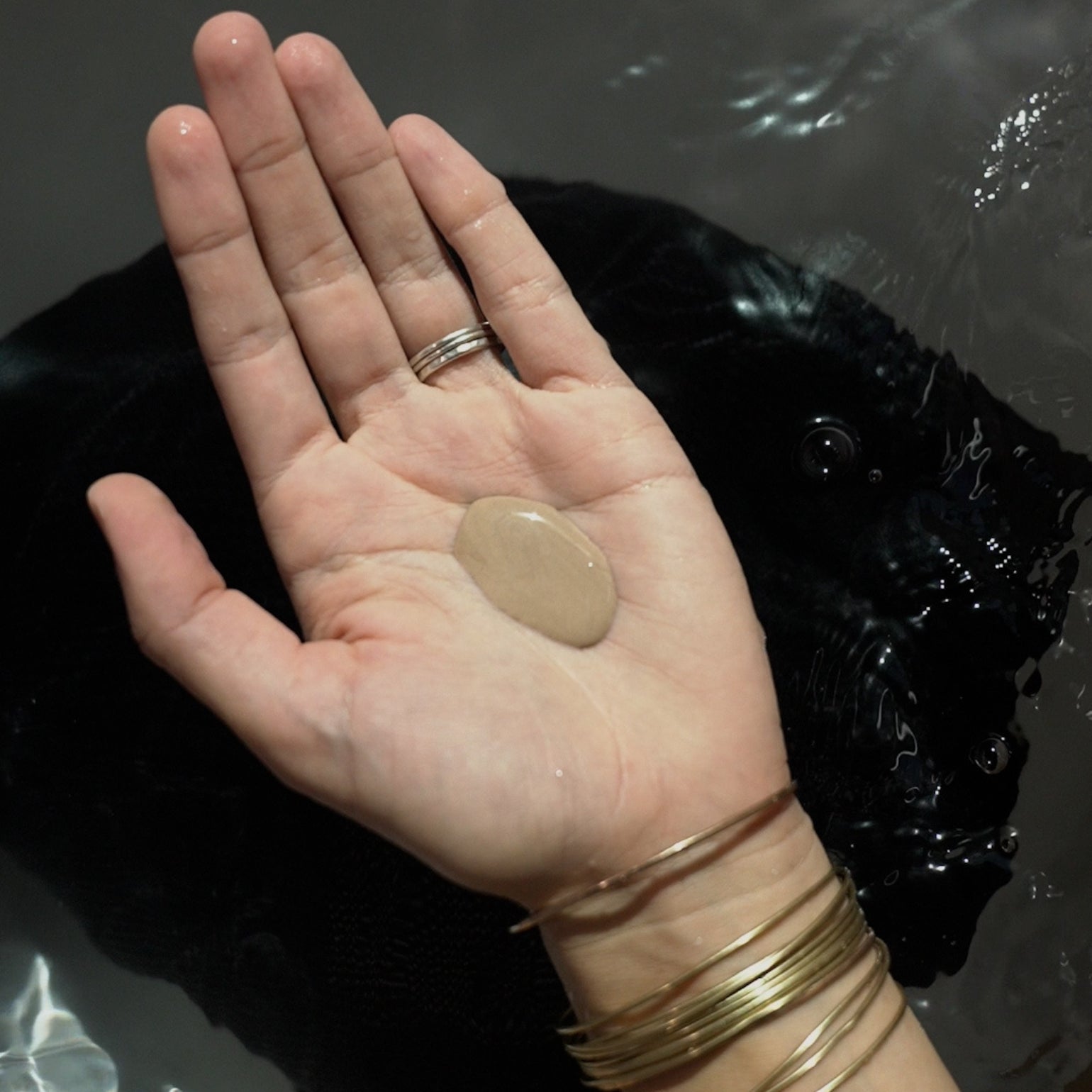 Main qui tient une dose de The Honey Mud de May Lindstrom.