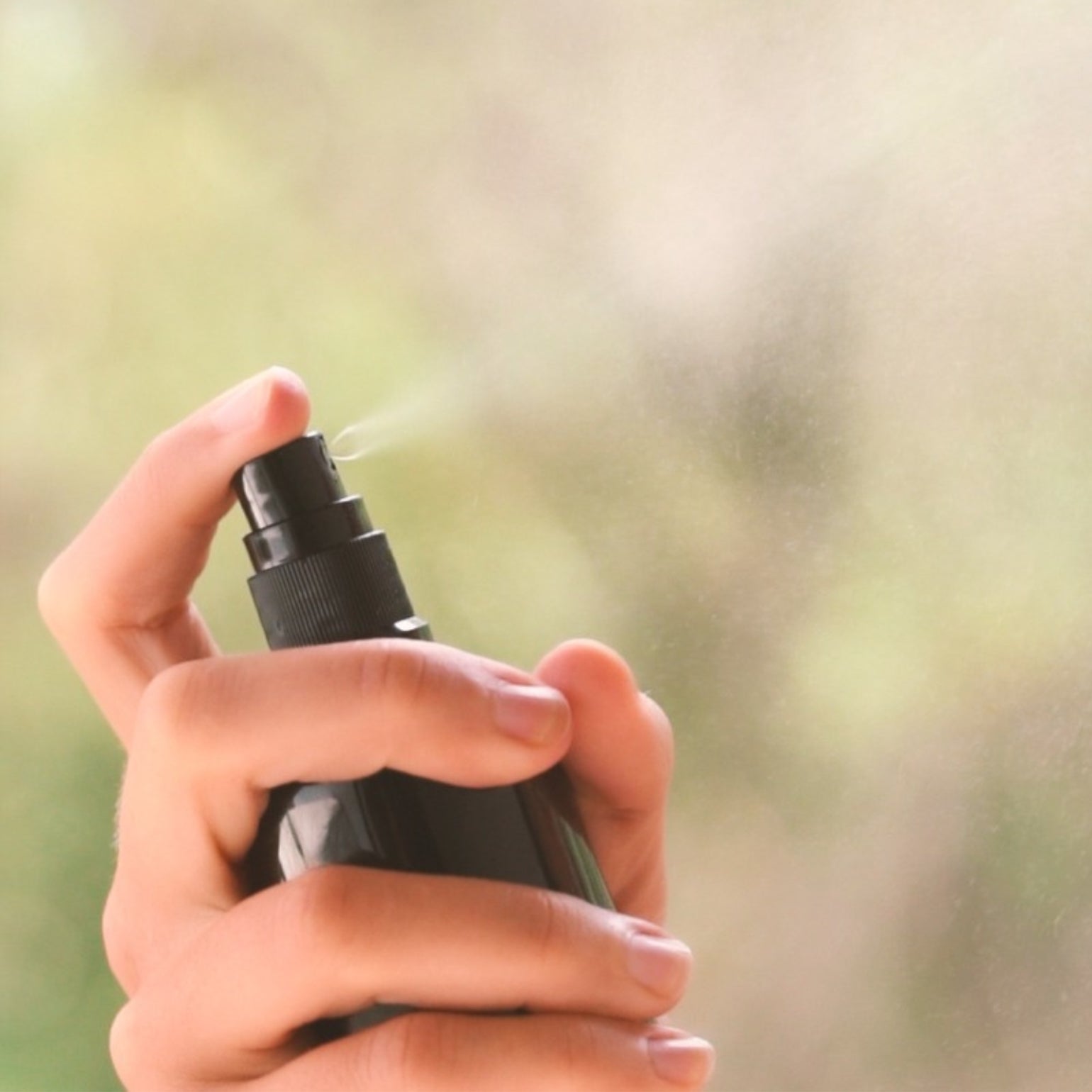 Main vaporisant The Jasmine Garden de May Lindstrom. Fines goutelettes.