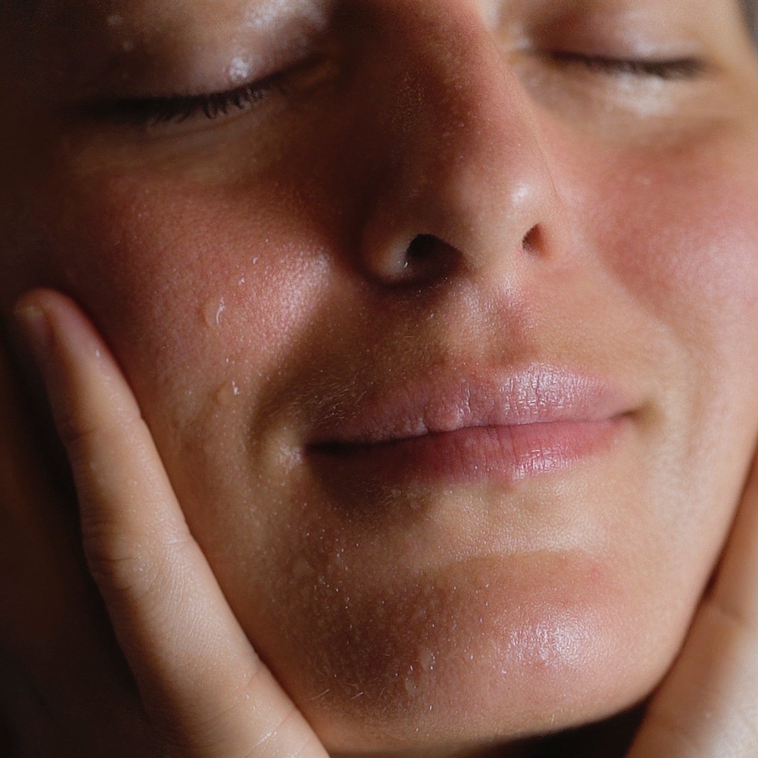 La créatrice de la marque appliquant The Jasmine Garden de May Lindstrom. 