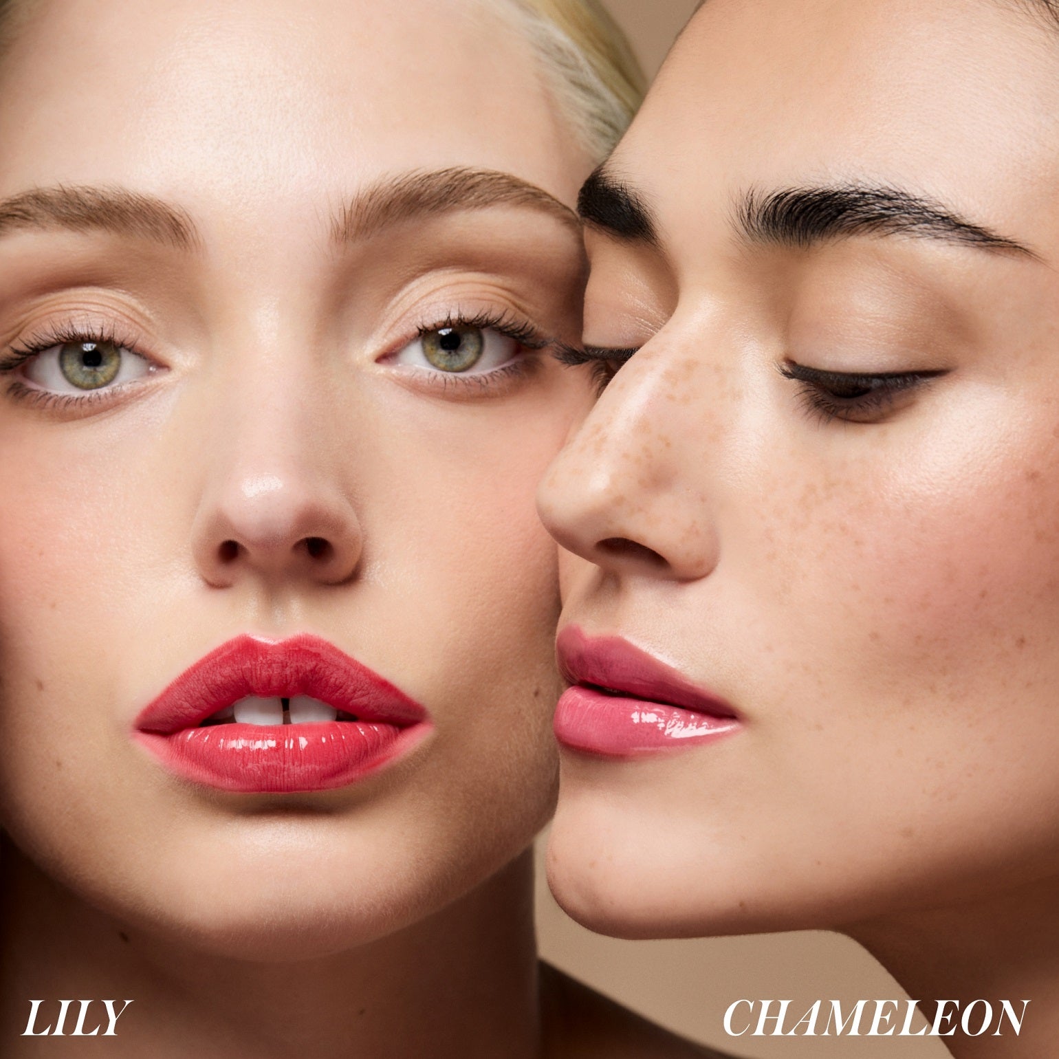 Modèles portant les teintes Chameleon et Lily des Legendary Lip Oil de RMS Beauty. Les lèvres sont nourries et éclatantes.