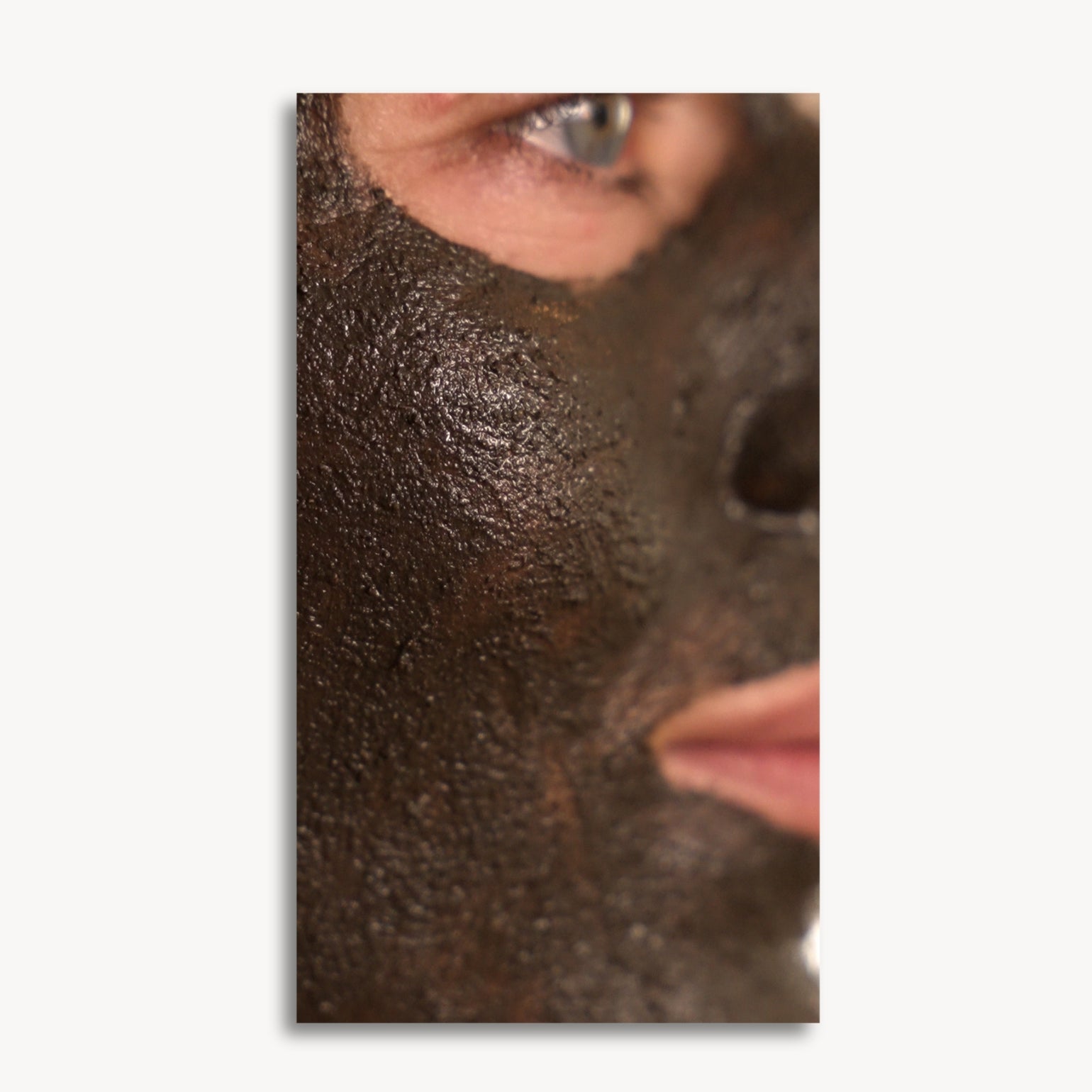 Zoom sur la peau faisant poser le masqueThe Problem Solver de May Lindstrom