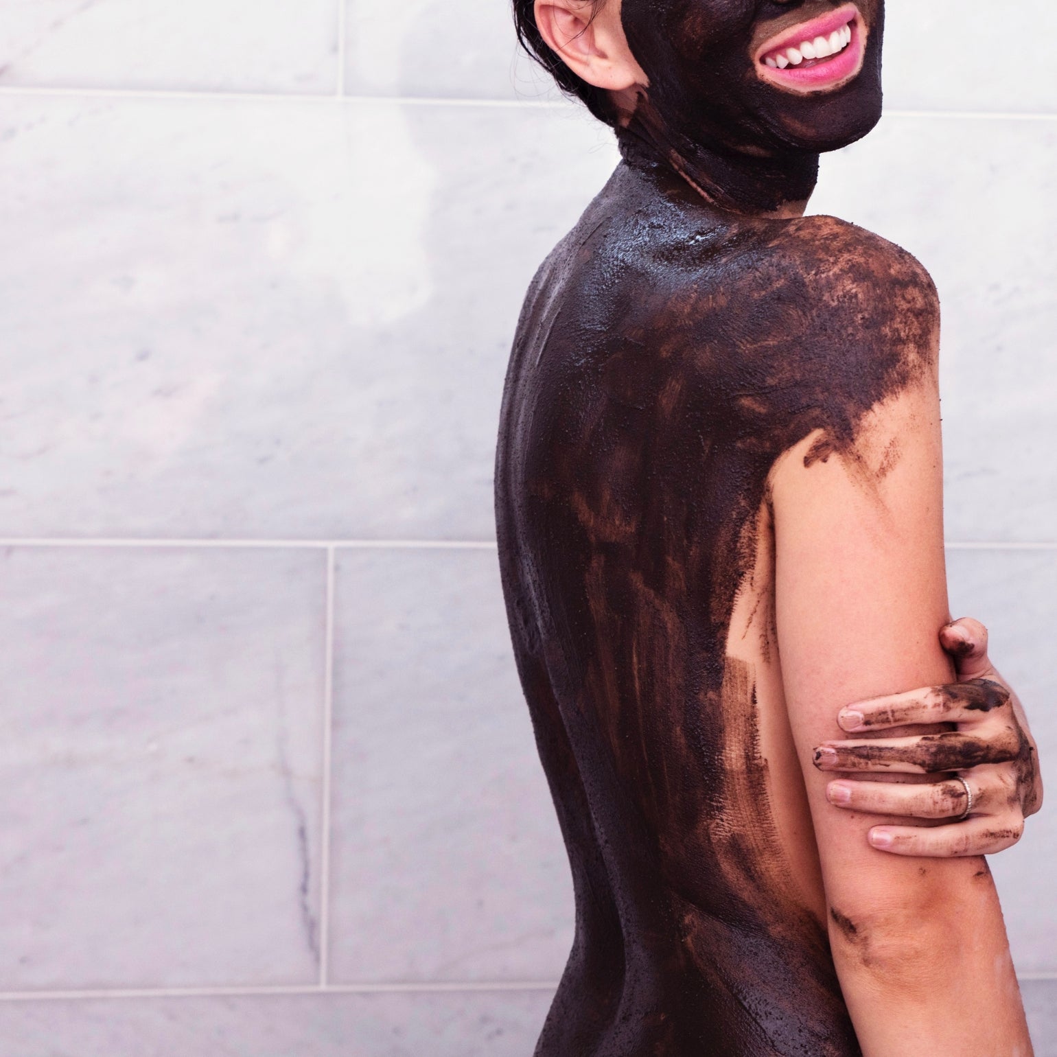 La créatrice de la marque qui porte The Problem Solver de May Lindstrom sur le corps et le visage.